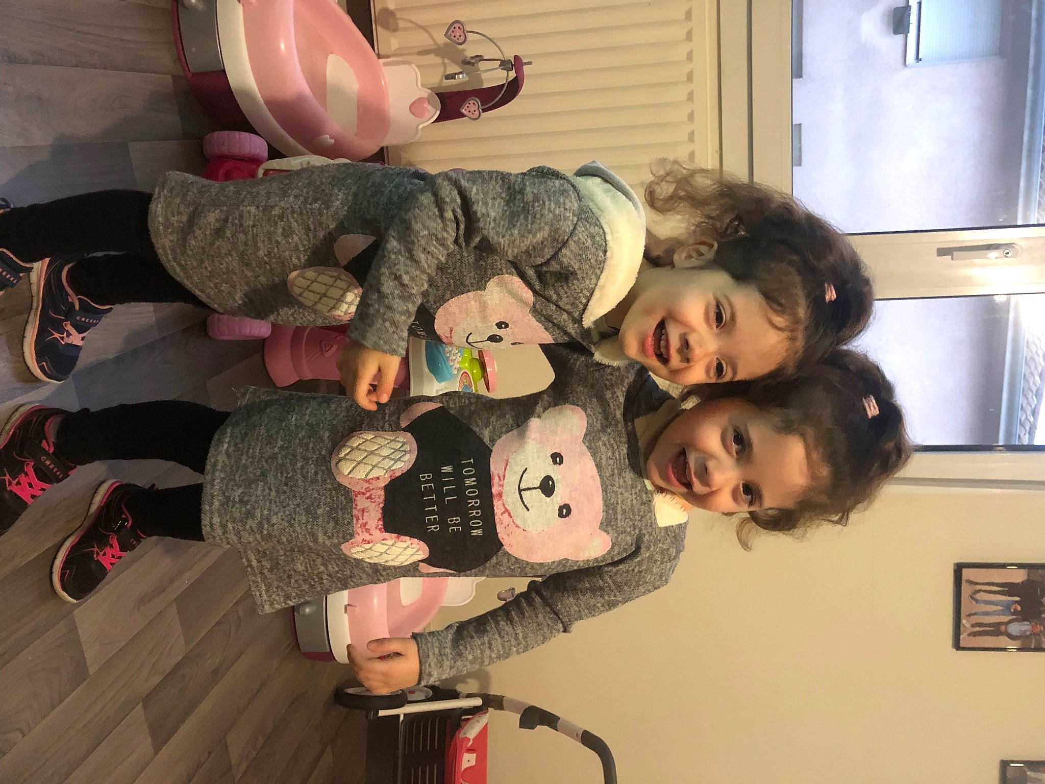 Louana Vaïana a rejoint le concours — aidez-le/la à gagner de superbes lots ! baby, boot, child, event, flooring, fun, happy, home_appliance, kitchen_appliance, lap, people, person, pink, room, sandal, skin, smile, sock, thigh, toddler