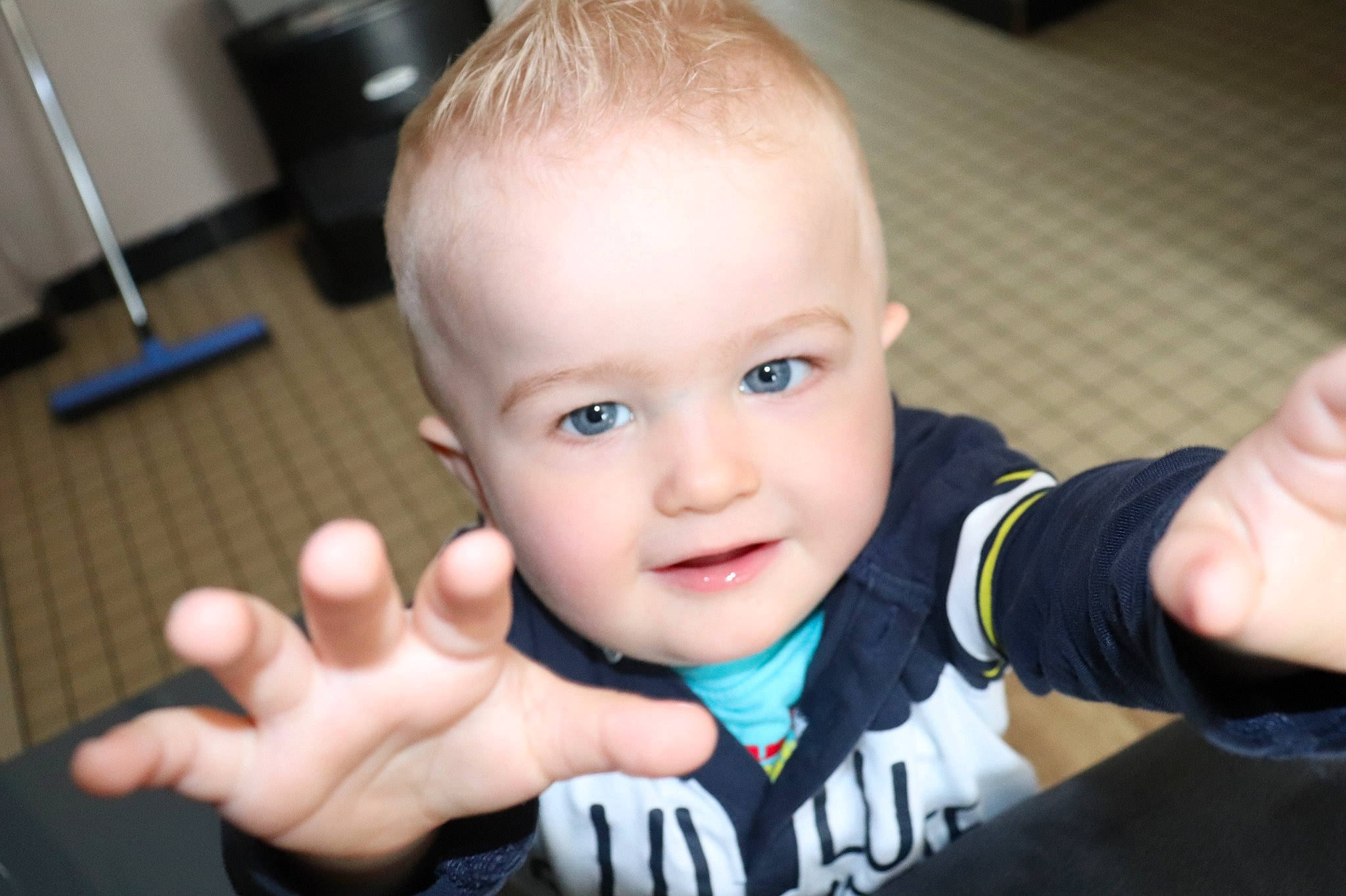 Nolan participe au concours pour gagner de l'argent avec cette photo : arm, baby, cheek, child, chin, ear, eye, eyebrow, face, facial_expression, finger, forehead, hand, head, leg, nose, person, skin, smile, thumb