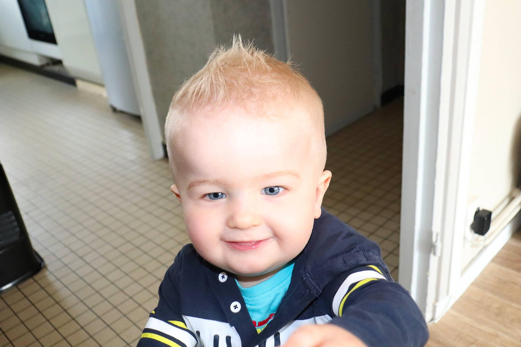 Nolan participe au concours pour gagner de l'argent avec cette photo : baby, blond, cheek, child, ear, eye, face, forehead, hair, hairstyle, head, joy, leg, male, nose, person, room, skin, smile, toddler