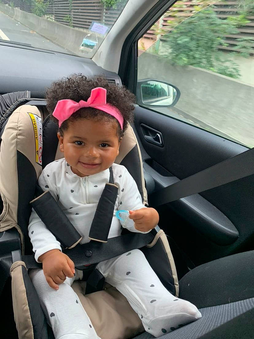 Maïya participe au concours pour gagner de l'argent avec cette photo : auto_part, automotive_design, automotive_exterior, automotive_window_part, car, car_seat, car_seat_cover, comfort, family_car, head_restraint, joy, luxury_vehicle, mode_of_transport, motor_vehicle, person, personal_luxury_car, smile, steering_part, steering_wheel, toddler