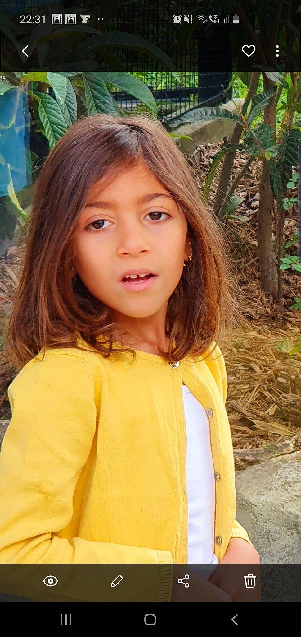 Lahna a rejoint le concours — aidez-le/la à gagner de superbes lots ! beauty, brown_hair, child, child_model, face, fawn, hair, hairstyle, long_hair, person, portrait, smile, yellow