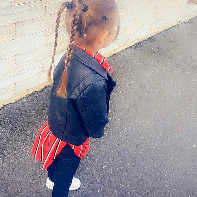 Louna participe au concours pour gagner de l'argent avec cette photo : blond, child, costume, footwear, leg, red, shadow, shoe, standing, toddler