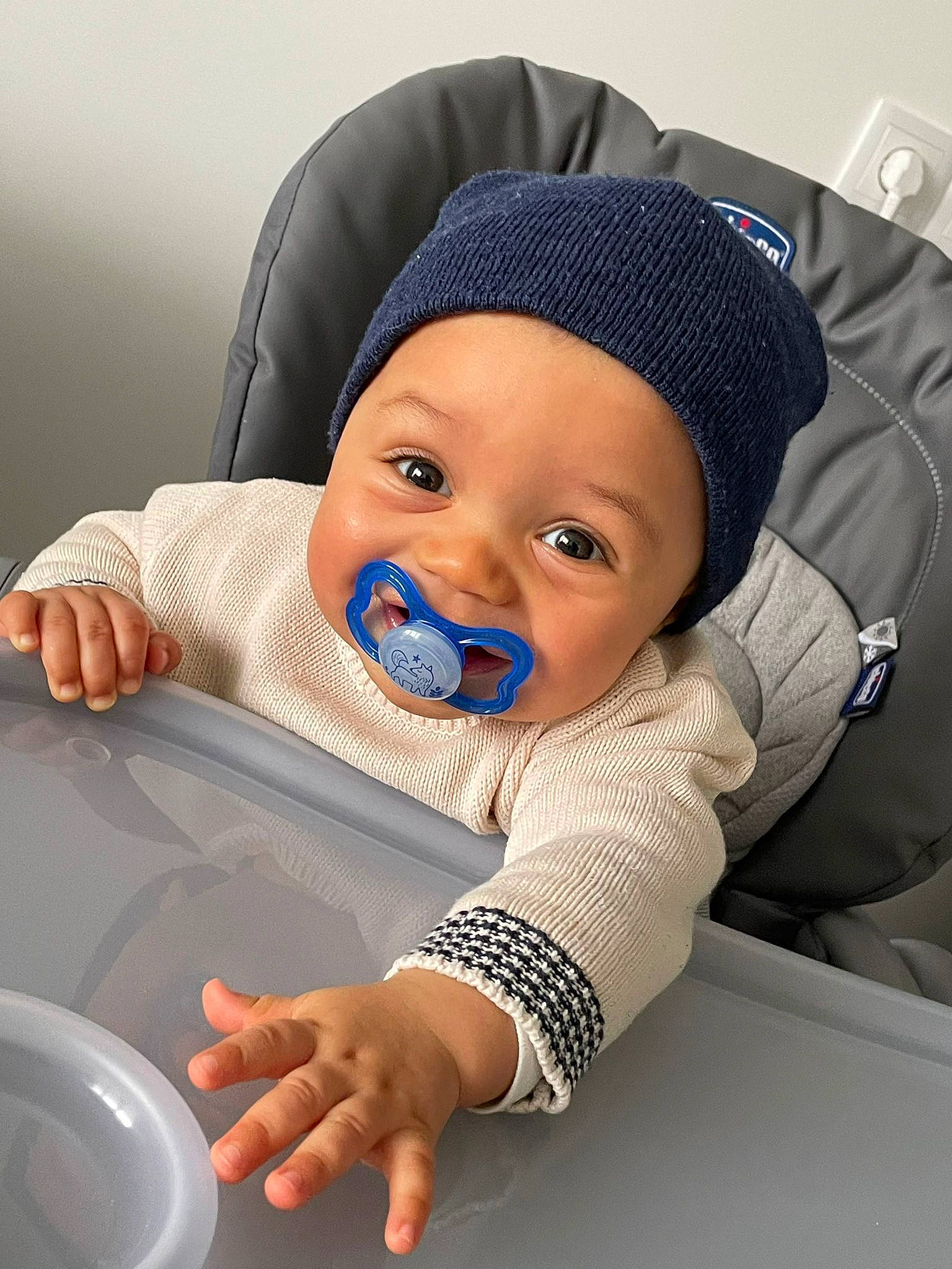 Kelani participe au concours pour gagner de l'argent avec cette photo : baby, baby_products, baby_safety, baby_sleeping, baby_toddler_clothing, cap, child, comfort, electric_blue, face, facial_expression, finger, gesture, happy, headwear, knit_cap, person, product, sleeve, smile