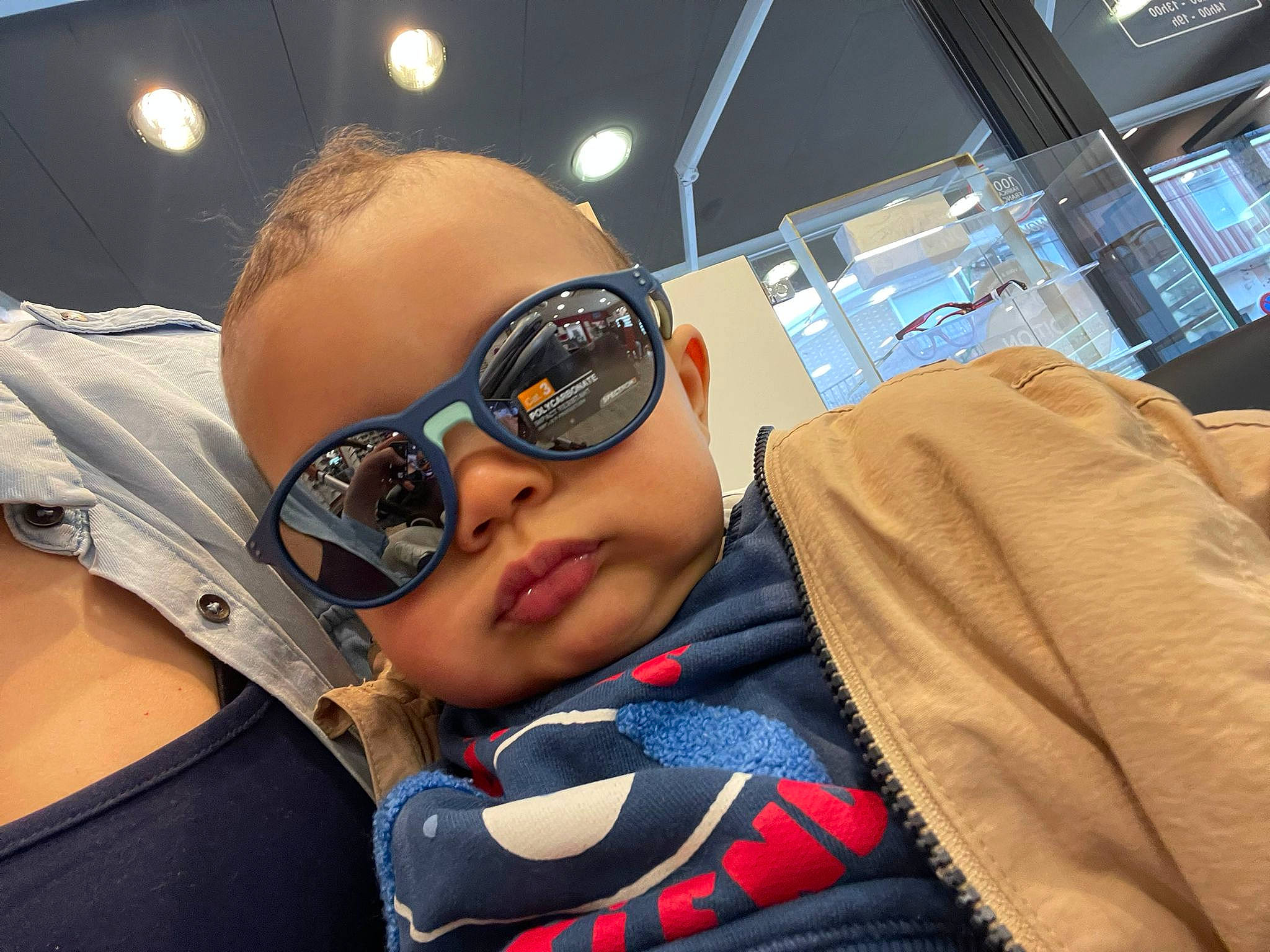 Kelani participe au concours pour gagner de l'argent avec cette photo : audio_equipment, automotive_design, automotive_exterior, bumper, carmine, comfort, cool, eyewear, fun, glasses, goggles, leisure, luxury_vehicle, person, personal_protective_equipment, recreation, selfie, sunglasses, toddler, travel