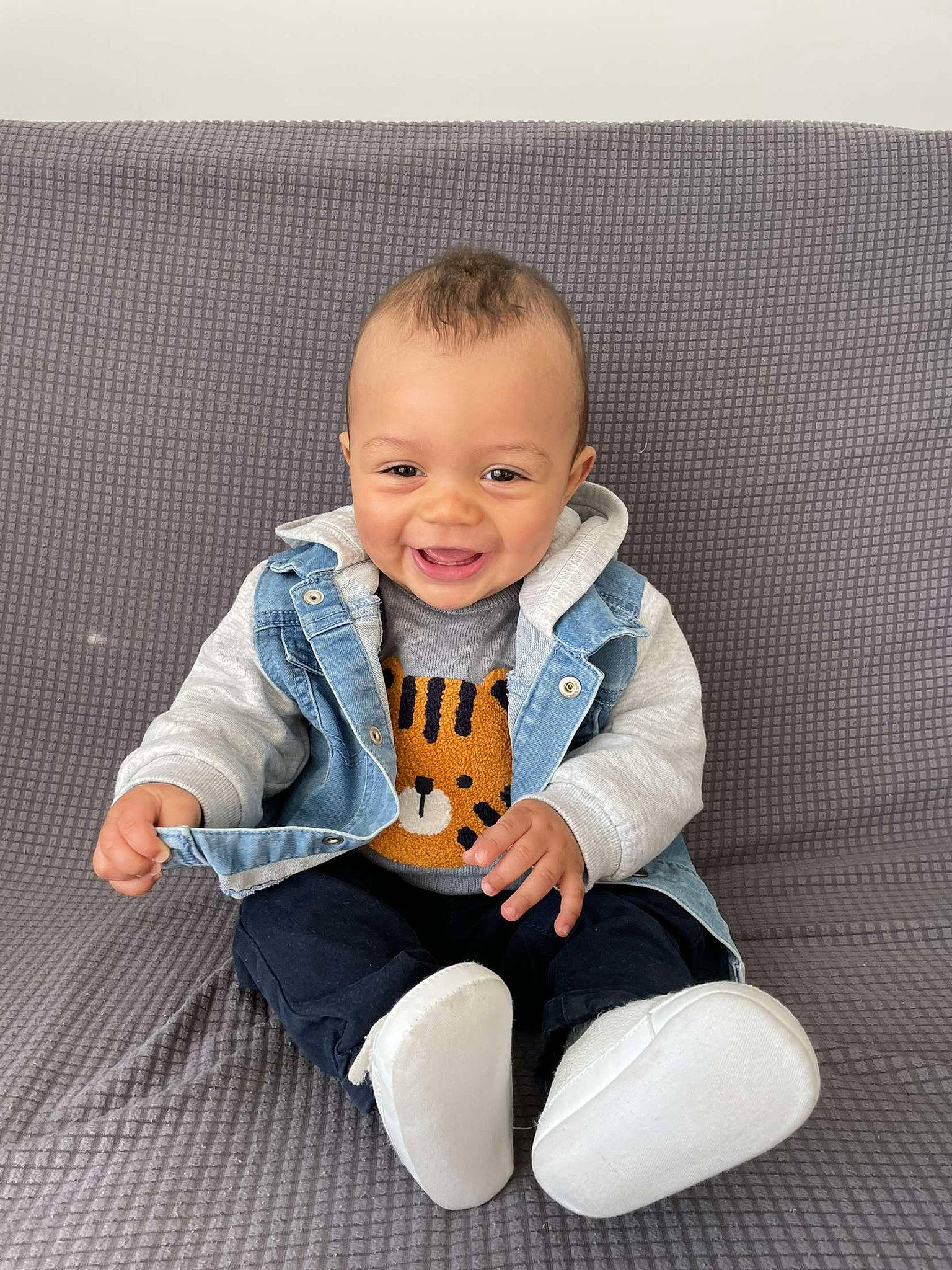 Kelani participe au concours pour gagner de l'argent avec cette photo : arm, baby, baby_toddler_clothing, chair, cheek, child, comfort, couch, denim, electric_blue, flash_photography, furniture, happy, knee, person, sitting, sleeve, smile, t_shirt, toddler