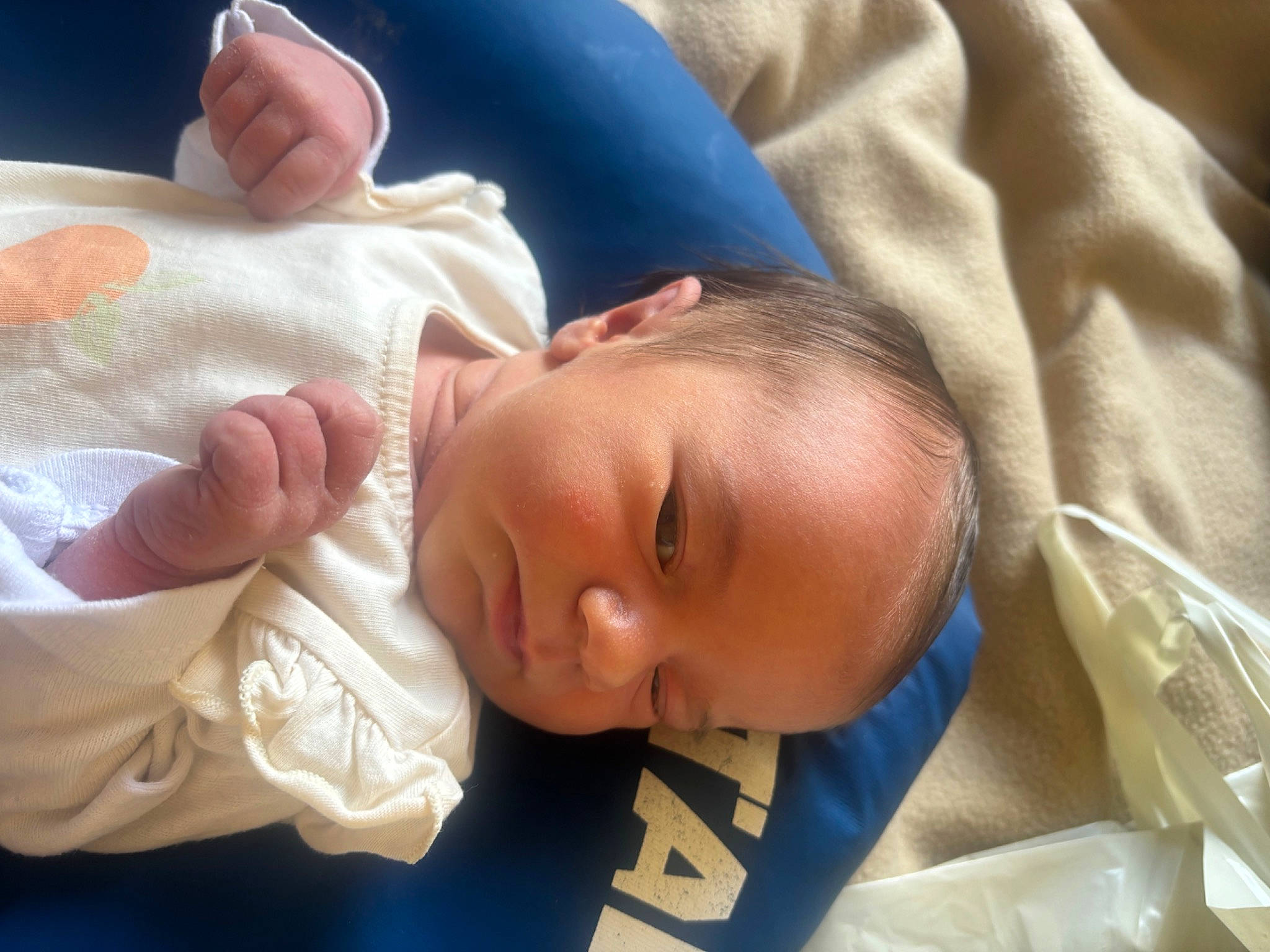 Elisa a rejoint le concours — aidez-le/la à gagner de superbes lots ! baby, baby_products, baby_toddler_clothing, bedtime, child, comfort, gesture, linens, nap, nose, person, room, sleep, thumb, toddler