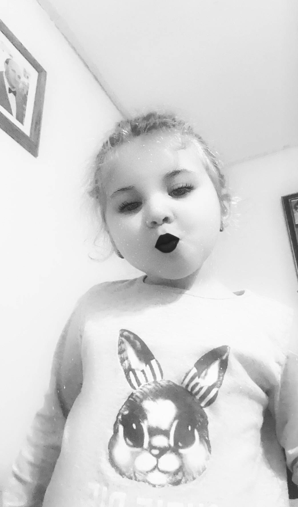 Jade participe au concours pour gagner de l'argent avec cette photo : arm, black, black_and_white, ear, eye, eyebrow, eyelash, gesture, hand, happy, iris, jaw, mouth, neck, nose, organ, person, picture_frame, skin, sleeve