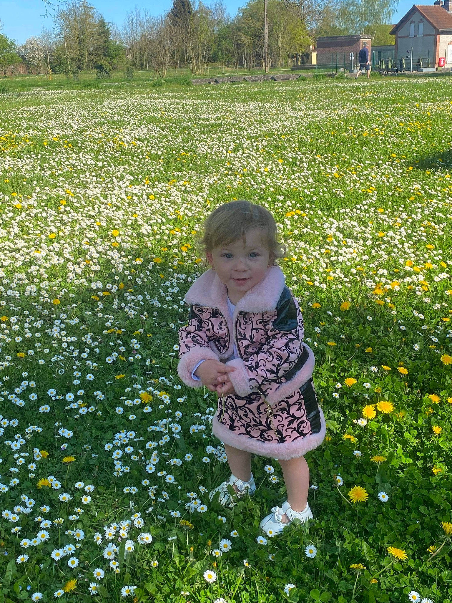 Jade a rejoint le concours — aidez-le/la à gagner de superbes lots ! agriculture, botany, field, flower, flowering_plant, grass, grassland, groundcover, happy, meadow, natural_environment, people_in_nature, person, petal, plant, sky, smile, summer, toddler, tree