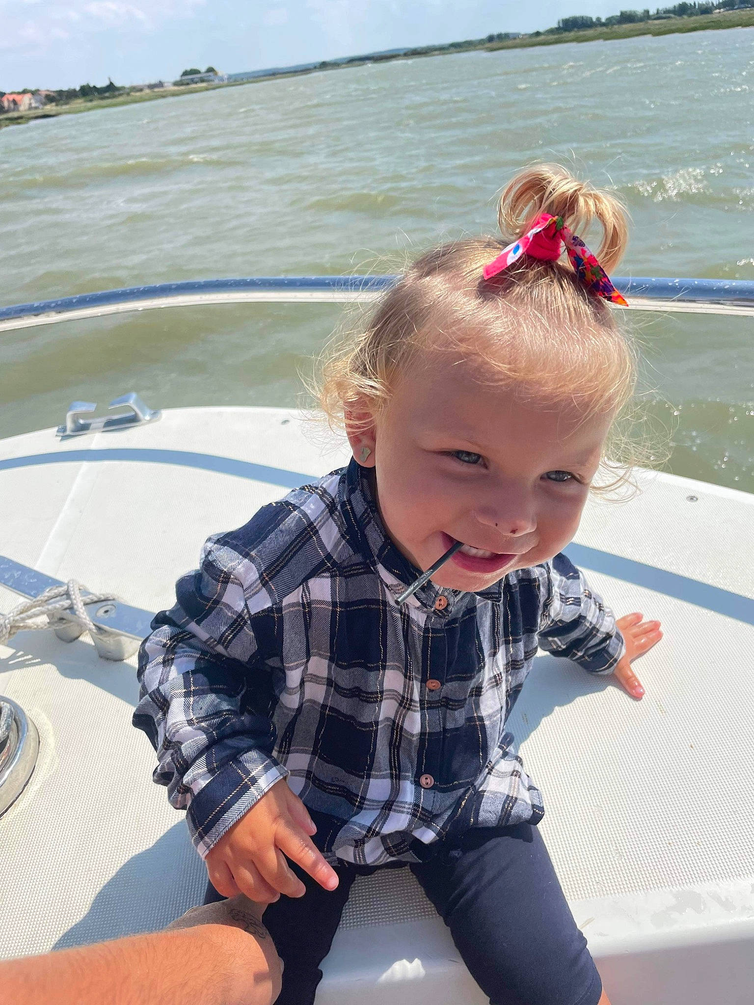 Jade a rejoint le concours — aidez-le/la à gagner de superbes lots ! boat, boats_and_boating_equipment_and_supplies, child, fun, happy, lake, leisure, naval_architecture, pattern, person, plaid, recreation, sitting, sky, sleeve, smile, tartan, toddler, travel, water