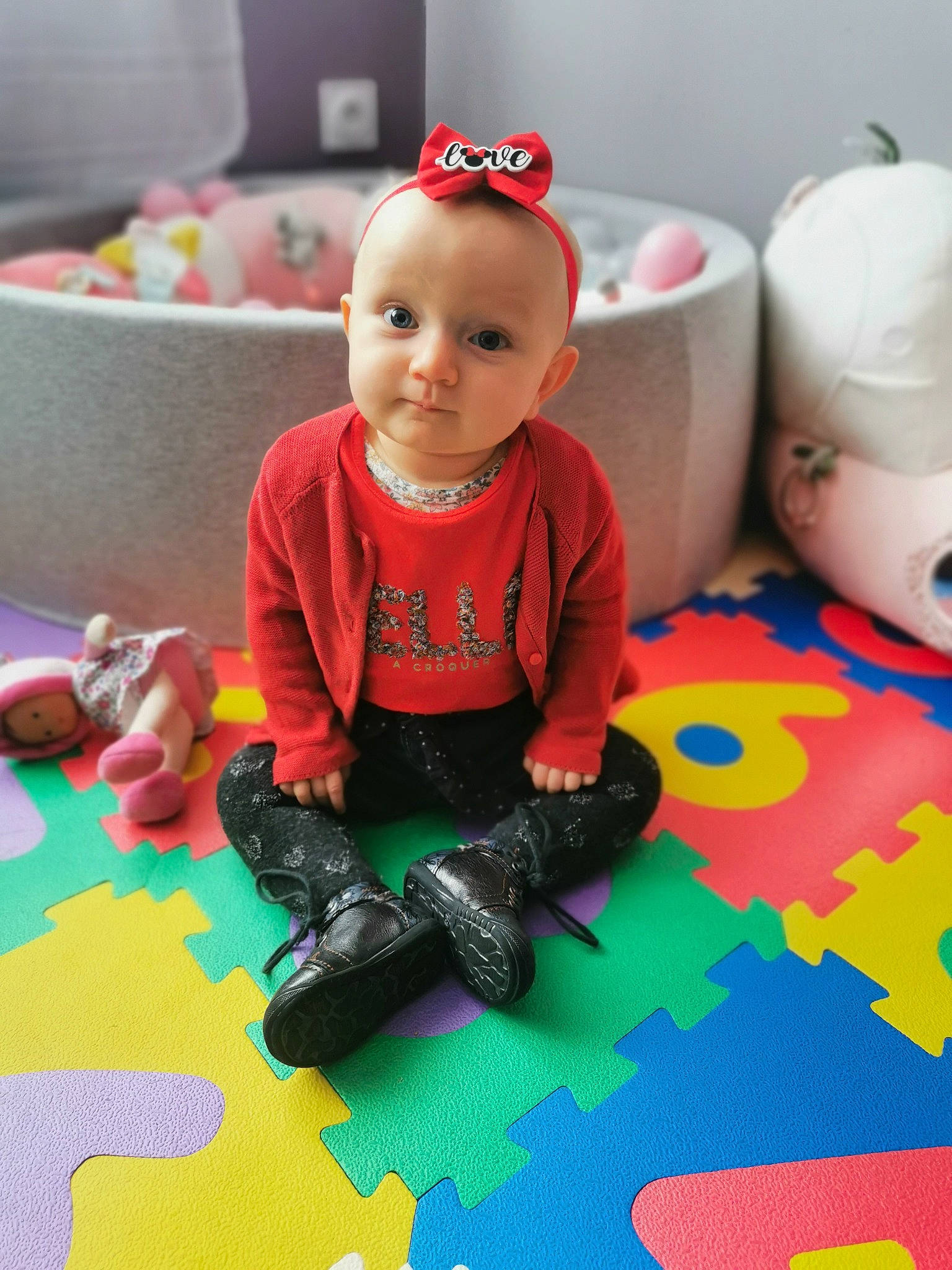 Houna a rejoint le concours — aidez-le/la à gagner de superbes lots ! baby, baby_products, baby_toddler_clothing, baby_toys, carpet, child, floor, flooring, fun, linens, mammal, pattern, person, play, product, room, sitting, sleeve, textile, toddler