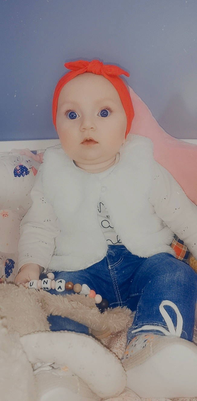 Houna a rejoint le concours — aidez-le/la à gagner de superbes lots ! art, baby, baby_toddler_clothing, cap, cheek, chest, child, comfort, face, fur, head, iris, lip, pattern, person, portrait_photography, sitting, skin, sleeve, surprise