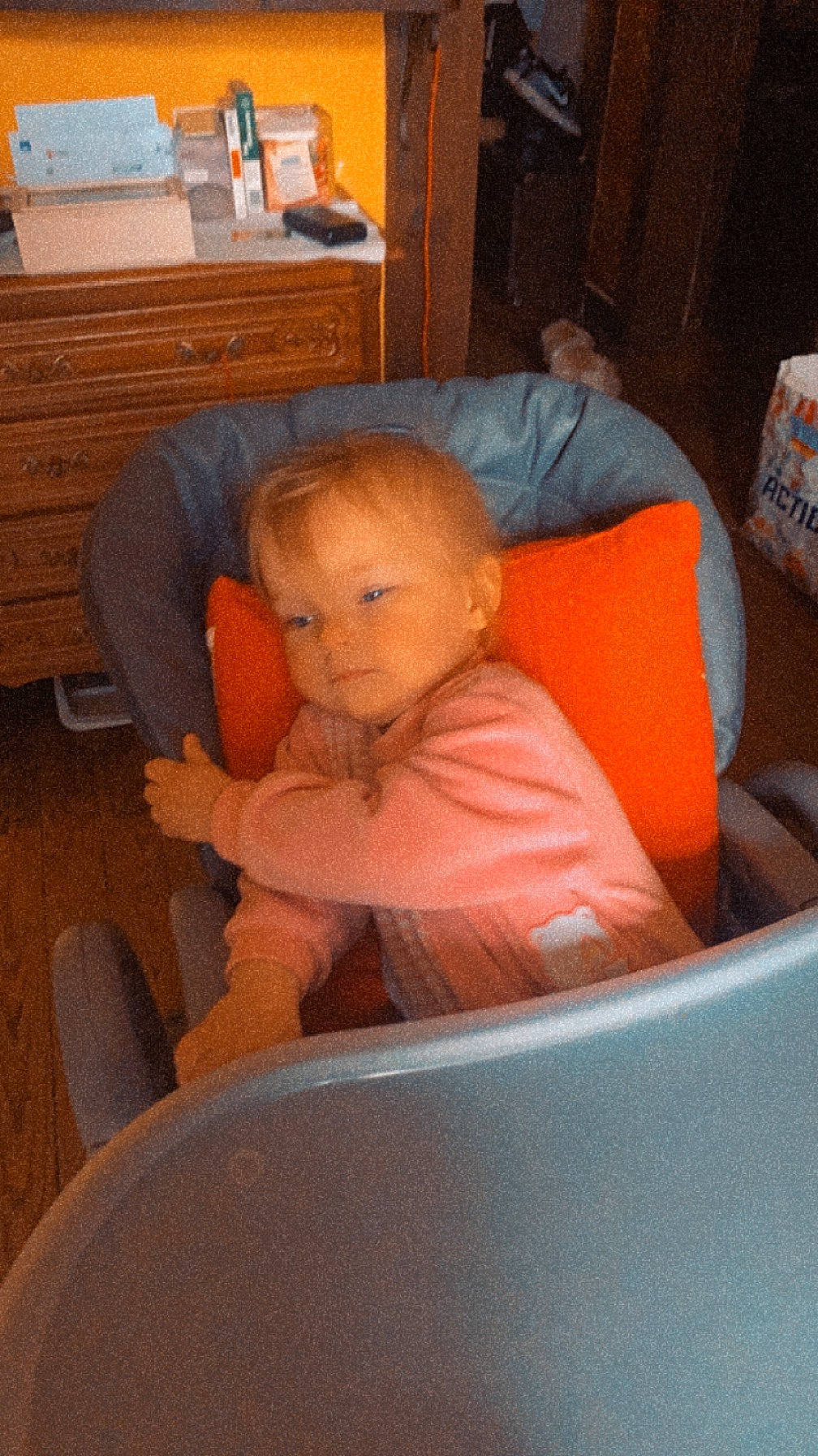 Ludivine participe au concours pour gagner de l'argent avec cette photo : baby, baby_products, baby_toddler_clothing, car_seat, chair, chest_of_drawers, child, comfort, drawer, face, flooring, fun, hair, hardwood, lap, person, room, sitting, toddler, wood