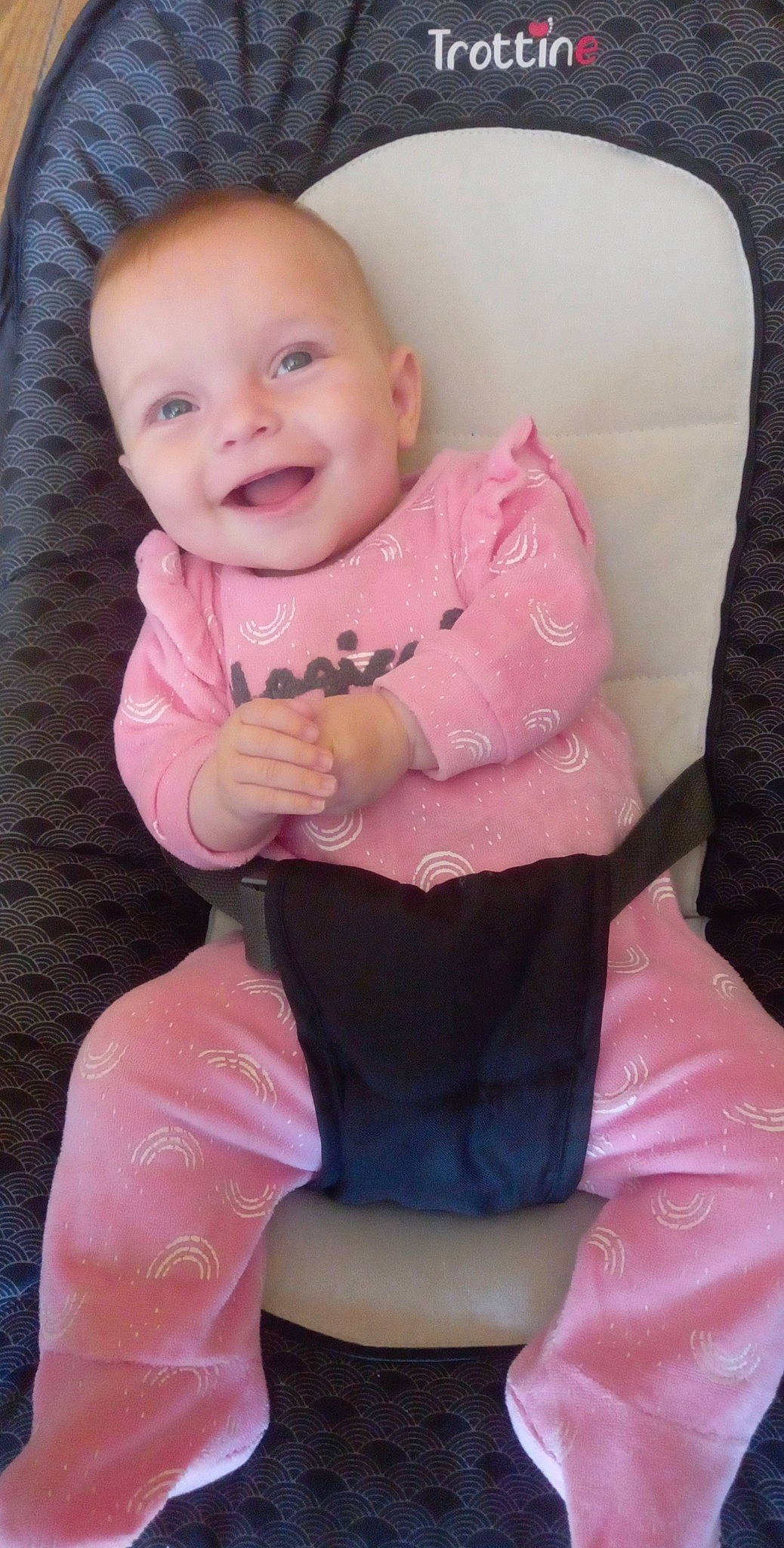 Ludivine a rejoint le concours — aidez-le/la à gagner de superbes lots ! arm, baby, baby_toddler_clothing, cheek, comfort, eye, face, hairstyle, happy, head, human_body, joy, leg, lip, magenta, person, pink, skin, sleeve, smile