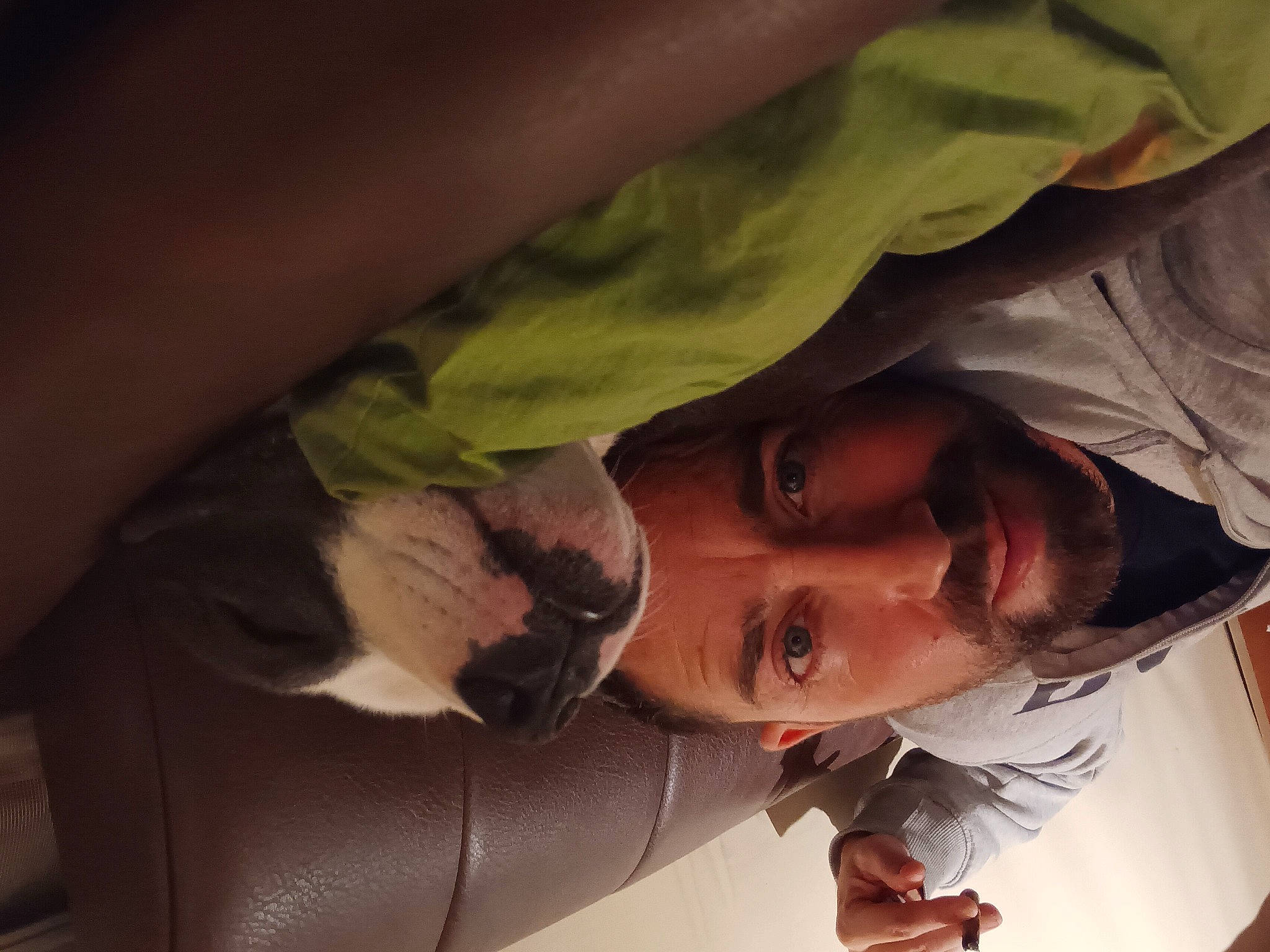 Raya participe au concours pour gagner de l'argent avec cette photo : abdomen, comfort, couch, dress, elbow, eyelash, eyewear, flesh, fun, gesture, happy, linens, room, sitting, sleep, tree