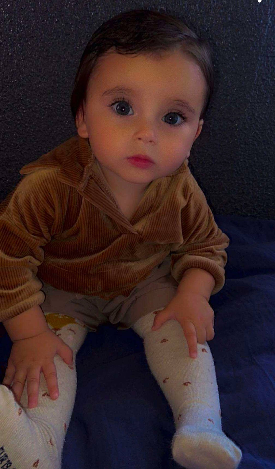 Helena a rejoint le concours — aidez-le/la à gagner de superbes lots ! baby, baby_toddler_clothing, cheek, child, chin, comfort, elbow, finger, flooring, hairstyle, human_leg, iris, joint, lip, nose, pattern, person, sitting, skin, sleeve