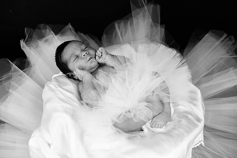 Yasmine participe au concours pour gagner de l'argent avec cette photo : baby, bed, black_and_white, child, comfort, dress, eye, facial_expression, flash_photography, fun, gesture, hairstyle, hand, happy, human_body, interaction, monochrome, monochrome_photography, person, style