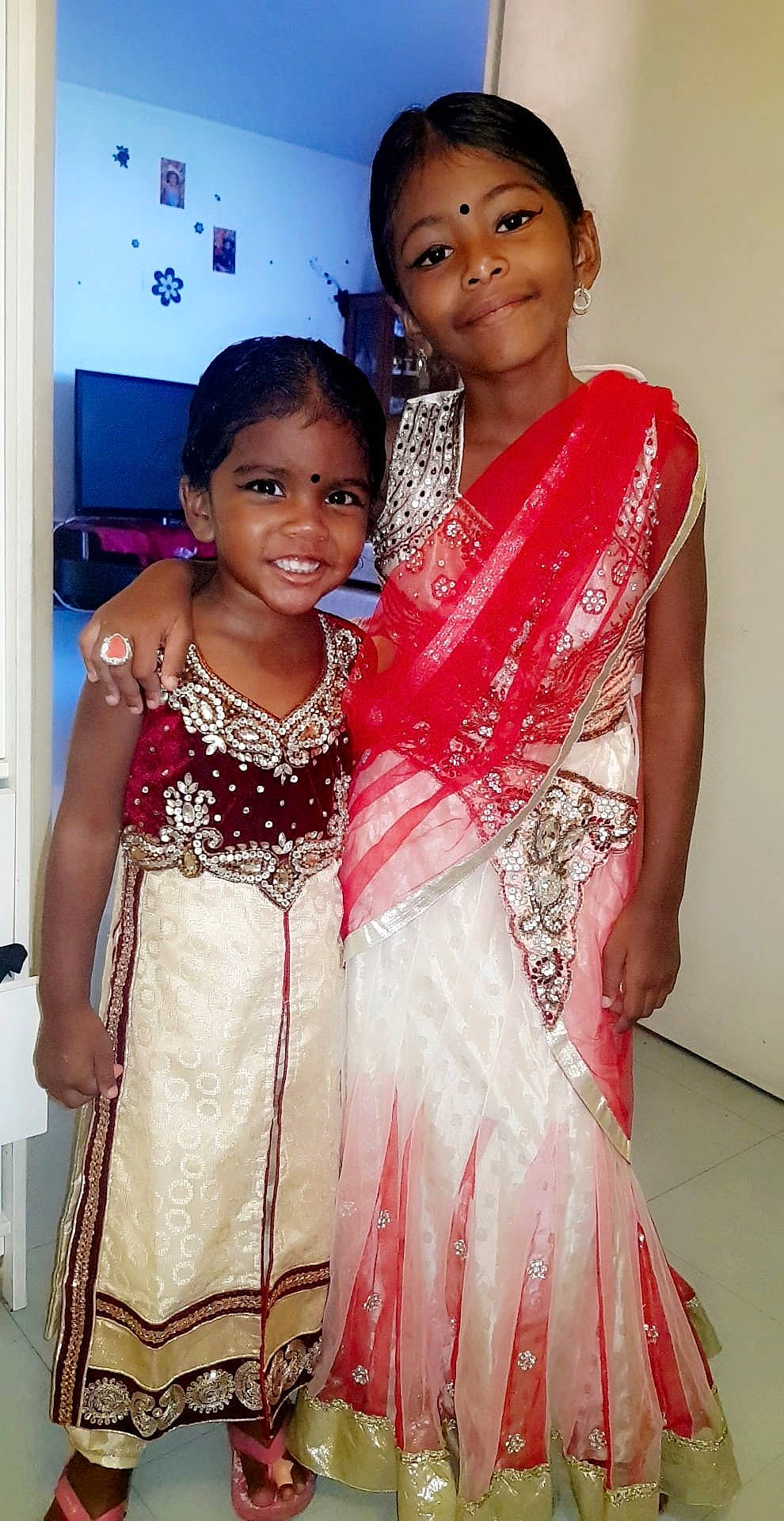 Kerye participe au concours pour gagner de l'argent avec cette photo : child, daughter, event, fashion_design, formal_wear, joy, lady, person, sari, smile, textile, tradition