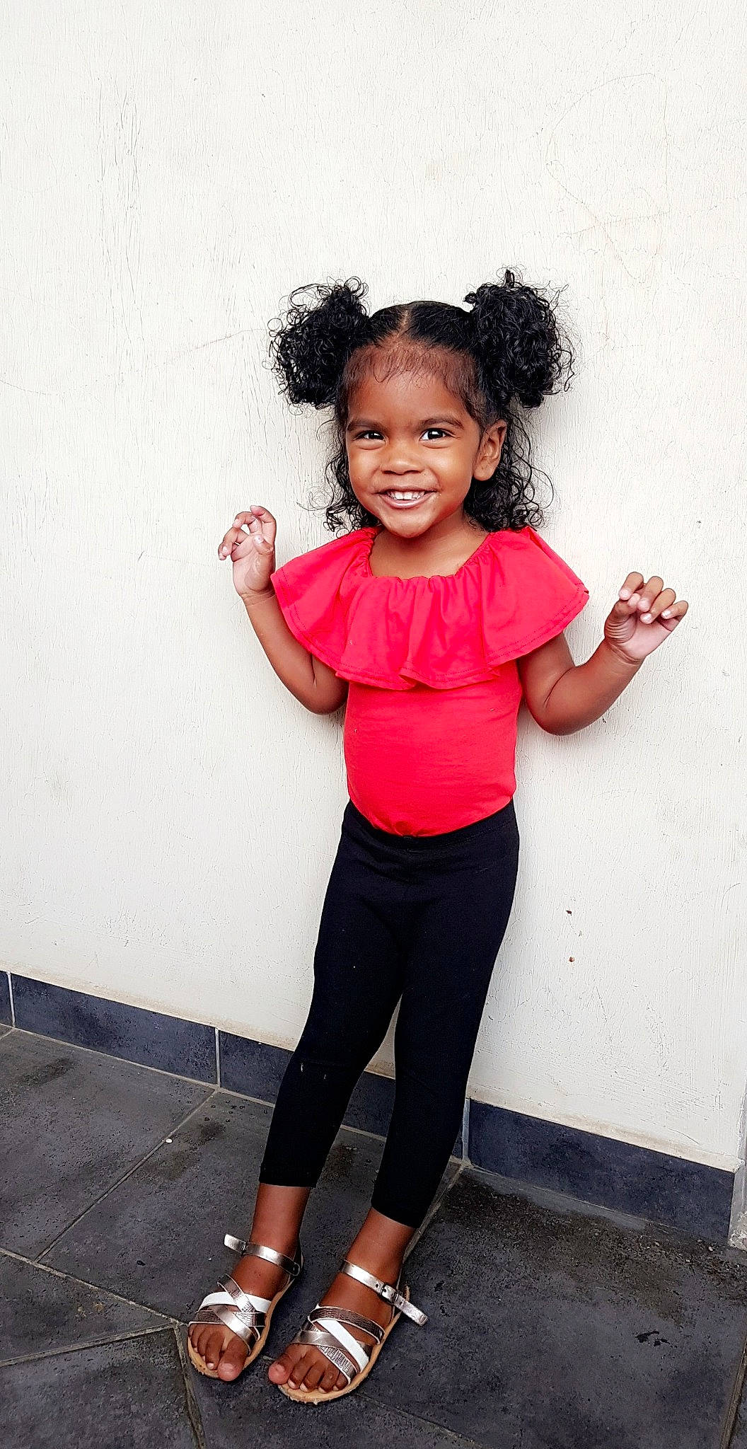 Keïlyah a rejoint le concours — aidez-le/la à gagner de superbes lots ! arm, black, child, child_model, face, footwear, fun, head, joint, joy, leg, leggings, person, photography, pink, shoulder, skin, smile, sportswear, standing