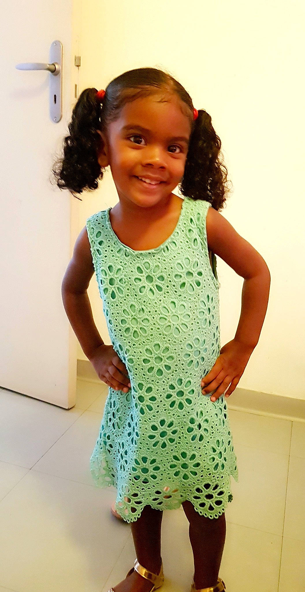 Keïlyah a rejoint le concours — aidez-le/la à gagner de superbes lots ! child, child_model, clothing, day_dress, dress, fashion_design, green, joy, neck, one_piece_garment, outerwear, pattern, person, sleeveless_shirt, smile, sportswear, toddler
