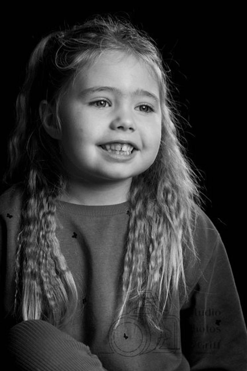 Tenessy a rejoint le concours — aidez-le/la à gagner de superbes lots ! black_and_white, cheek, chin, cool, eyebrow, eyelash, flash_photography, fun, hair, happy, human_body, iris, joy, lip, long_hair, nose, person, shoulder, skin, smile