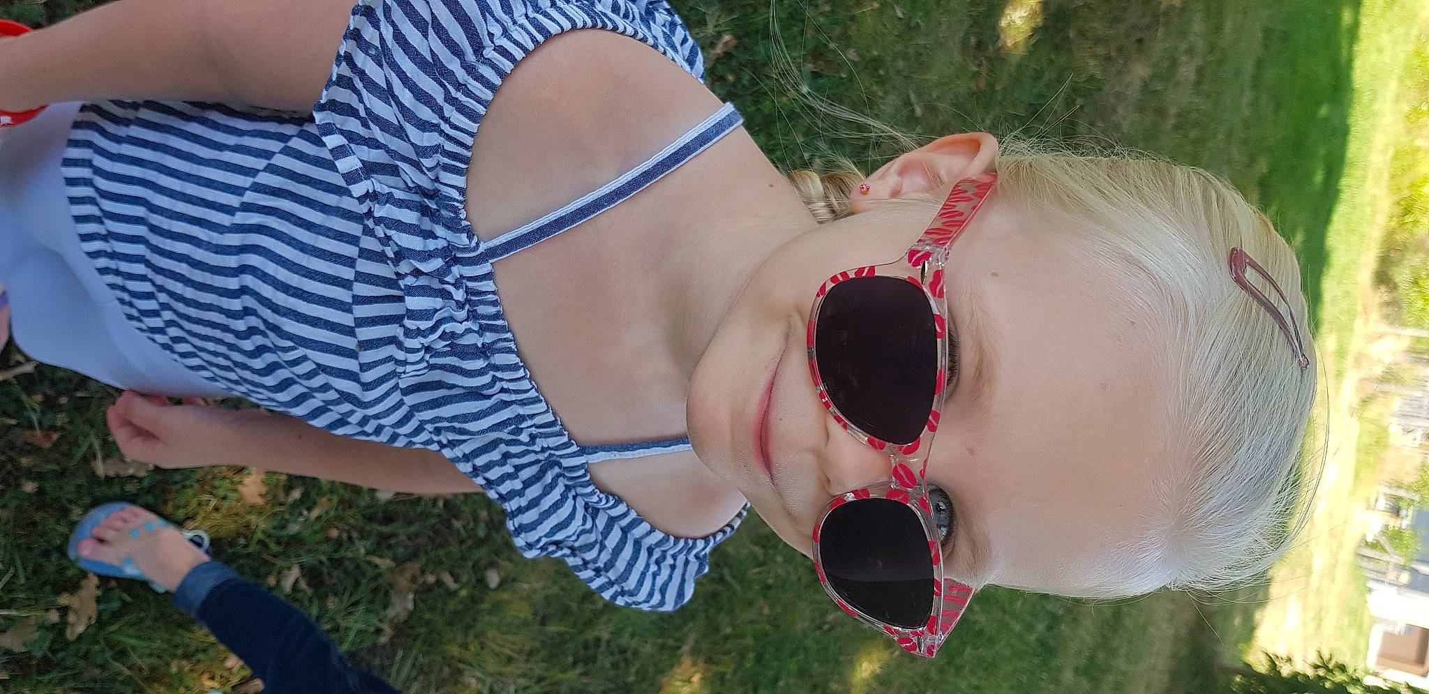 Maelyss a rejoint le concours — aidez-le/la à gagner de superbes lots ! ear, eyewear, fashion_accessory, glasses, grass, mouth, neck, person, sunglasses