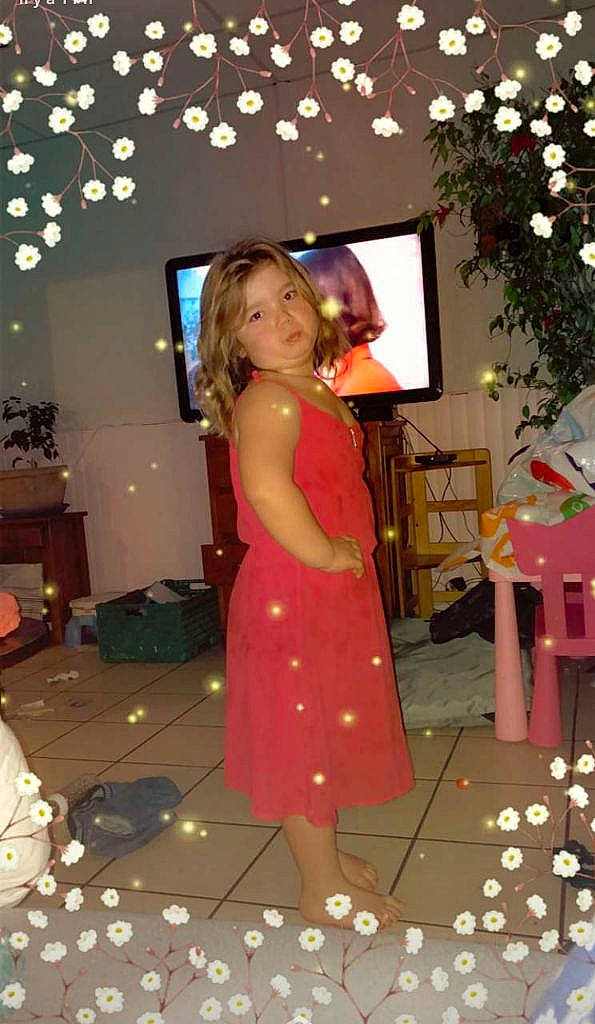 Angelina participe au concours pour gagner de l'argent avec cette photo : chair, decoration, dress, entertainment, event, fashion_design, flooring, floral_design, fun, happy, leisure, magenta, party, party_supply, pattern, person, pink, plant, room, television