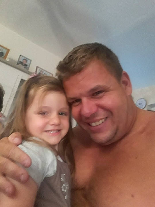 Ilona a rejoint le concours — aidez-le/la à gagner de superbes lots ! arm, cheek, eyebrow, face, gesture, hair, hand, happy, jaw, joy, leg, lip, mammal, mouth, muscle, neck, nose, organ, person, shoulder