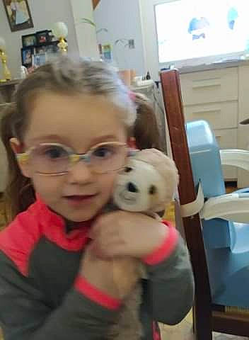 Ilona a rejoint le concours — aidez-le/la à gagner de superbes lots ! chair, chin, companion_dog, ear, eye, eyebrow, eyewear, glasses, hand, happy, iris, mouth, nose, person, selfie, skin, smile, t_shirt, toddler, toy