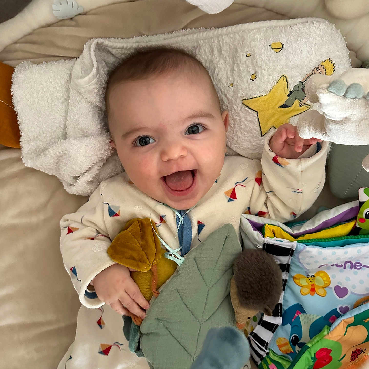 Paul-Antoine a rejoint le concours — aidez-le/la à gagner de superbes lots ! baby, babylaughing, bed, blanket, crib, cushion, face, furniture, happy, head, homedecor, infantbed, laughing, person, photography, portrait, quilt, smile
