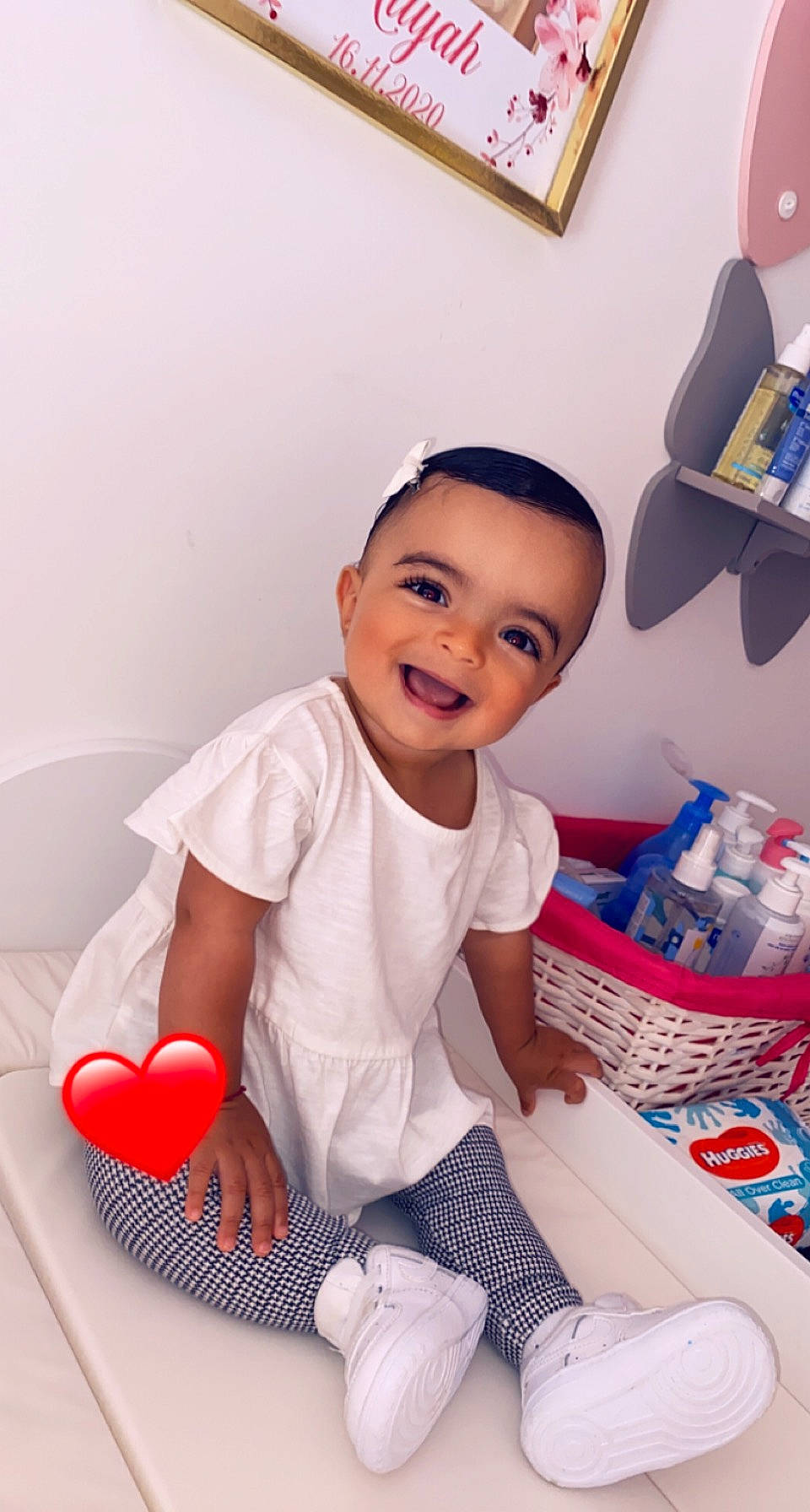 Aliyah a rejoint le concours — aidez-le/la à gagner de superbes lots ! baby_toddler_clothing, chair, child, comfort, elbow, flooring, hairstyle, happy, human_leg, joy, knee, person, shoe, shorts, sitting, sleeve, smile, sneakers, sock, t_shirt