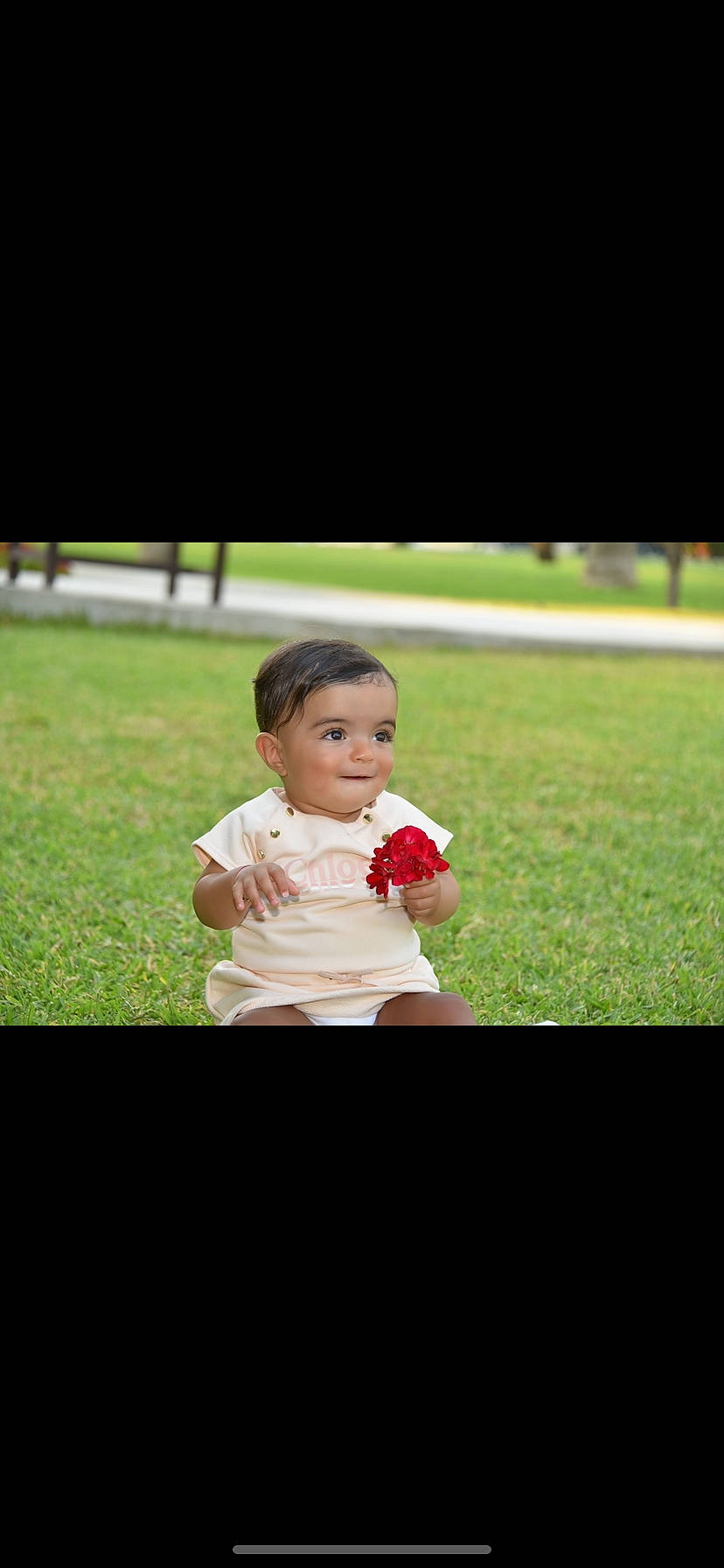 Aliyah a rejoint le concours — aidez-le/la à gagner de superbes lots ! baby, backlighting, child, flash_photography, flower, fun, gesture, grass, grassland, happy, joy, landscape, leisure, magenta, people_in_nature, person, petal, plant, recreation, sitting