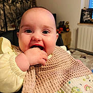 Maé participe au concours pour gagner de l'argent avec cette photo : baby, background, bib, cheeks, child, clothing, cute, expression, eyes, face, fingers, hand, high_chair, home, indoor, infant, person, smile, soft_texture, warm_lighting