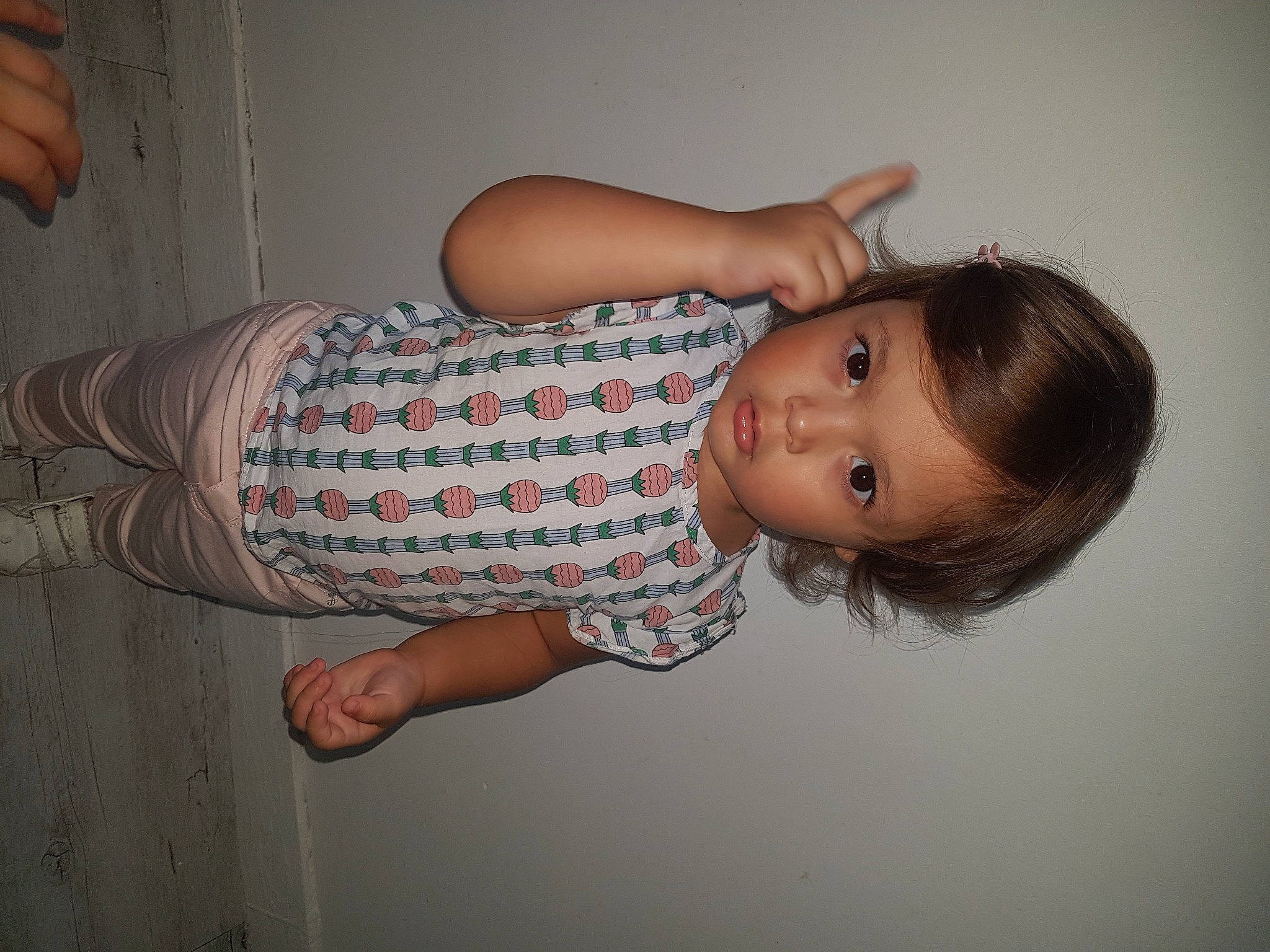 Mayzie a rejoint le concours — aidez-le/la à gagner de superbes lots ! baby, baby_toddler_clothing, cheek, child, elbow, eyelash, flash_photography, happy, human_leg, joint, knee, nail, pattern, person, room, sitting, skin, sleeve, toddler, wood