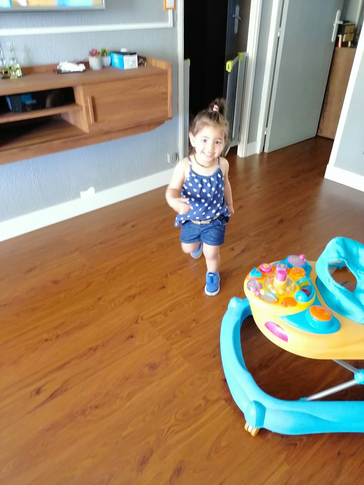 Hind a rejoint le concours — aidez-le/la à gagner de superbes lots ! baby, child, floor, flooring, furniture, hardwood, home, house, interior_design, joy, laminate_flooring, living_room, person, play, product, room, sitting, table, toddler, toy