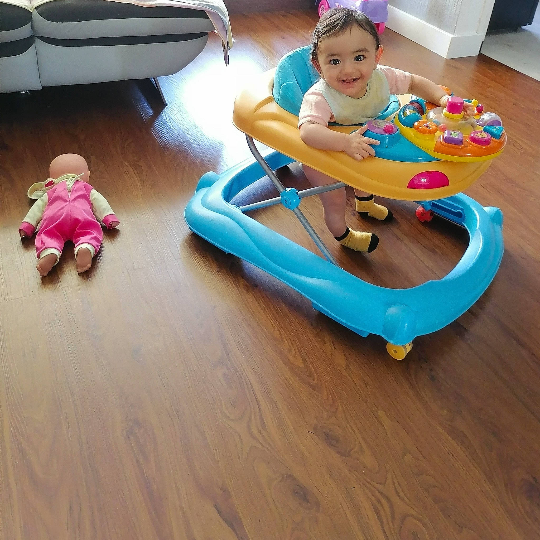Hayyan a rejoint le concours — aidez-le/la à gagner de superbes lots ! baby, baby_toys, child, floor, flooring, fun, games, hardwood, joy, laminate_flooring, leisure, person, play, playset, product, recreation, sitting, table, toddler, toy