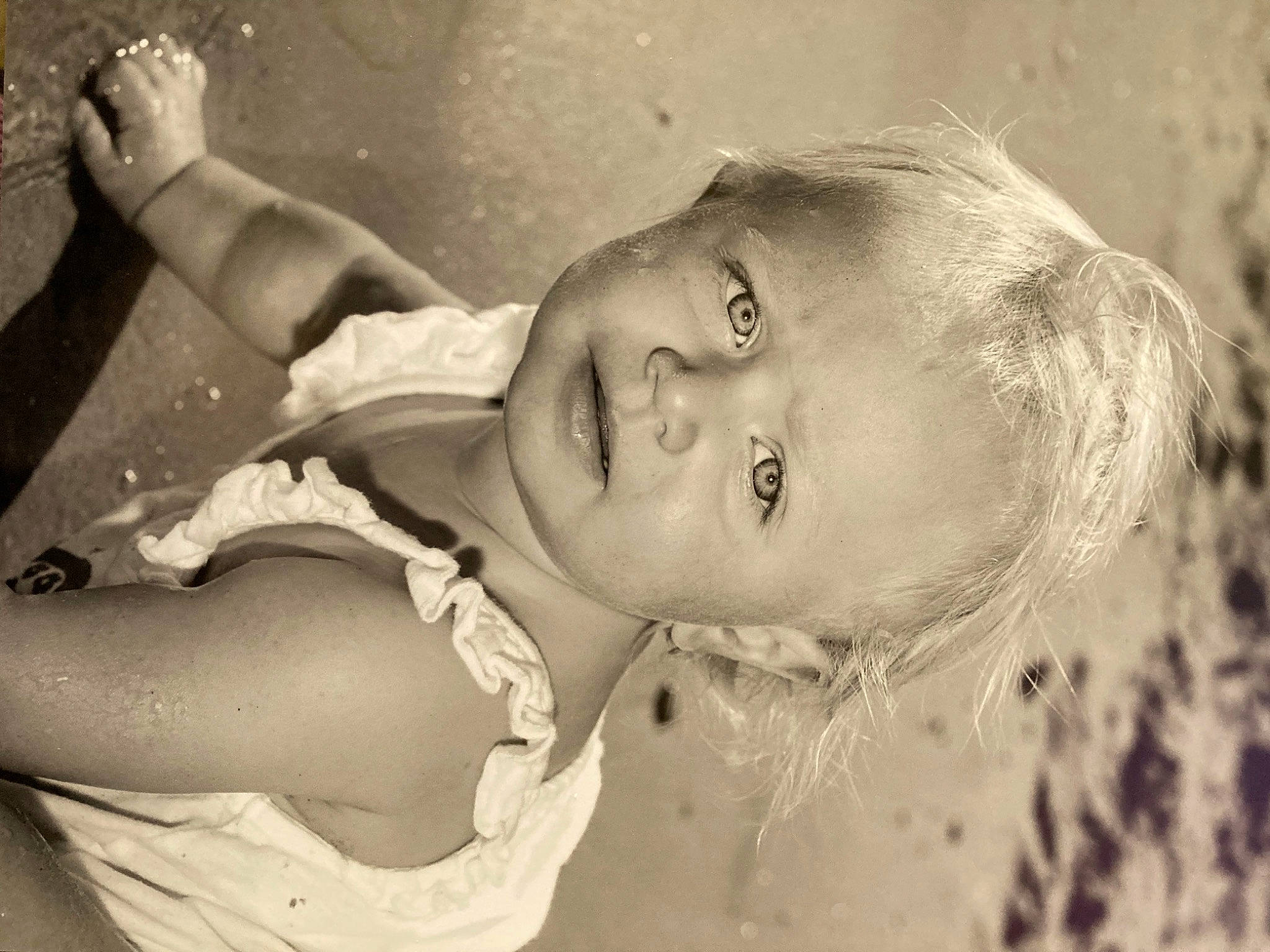 Jade participe au concours pour gagner de l'argent avec cette photo : art, baby, child, cloud, flash_photography, fun, gesture, happy, iris, jaw, lip, monochrome, monochrome_photography, nose, people_in_nature, person, smile, style, toddler, vintage_clothing