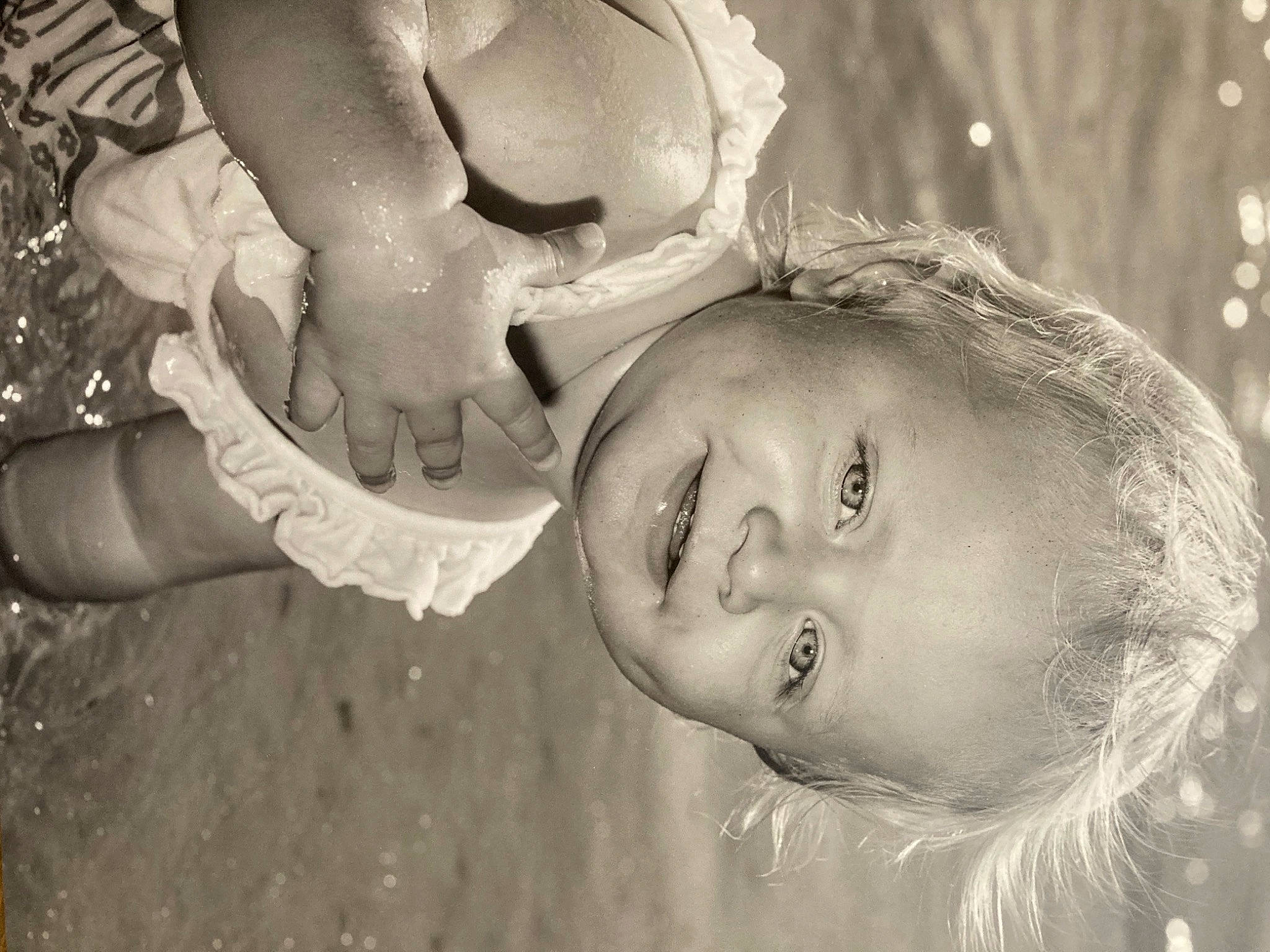 Jade a rejoint le concours — aidez-le/la à gagner de superbes lots ! baby, black_and_white, child, facial_expression, flash_photography, fun, gesture, grass, happy, iris, joy, laugh, monochrome, monochrome_photography, nose, people_in_nature, person, sand, skin, smile