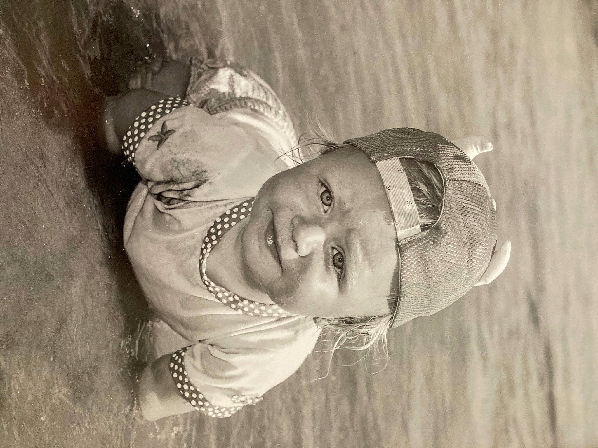 Jade participe au concours pour gagner de l'argent avec cette photo : fashion_accessory, flash_photography, fun, grass, happy, hat, headgear, human_body, iris, landscape, laugh, monochrome, monochrome_photography, people_in_nature, person, smile, style, toddler, tree, vintage_clothing