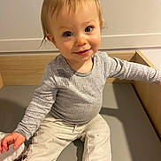Charles participe au concours pour gagner de l'argent avec cette photo : baby, barefoot, bench, blue_eyes, child, clothing, cute, face, gray_shirt, happy, indoor, light_pants, person, portrait, sitting, skin, smile, toddler, wooden_furniture, young_child