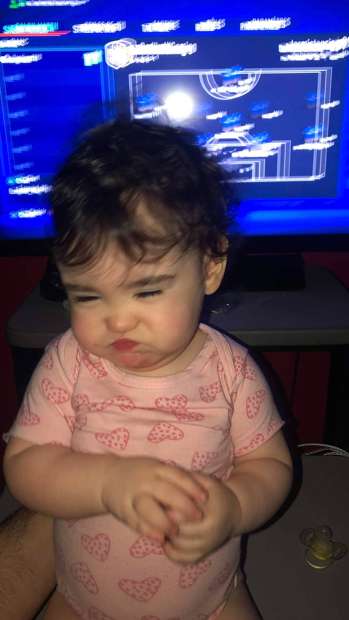 Mathilde a rejoint le concours — aidez-le/la à gagner de superbes lots ! baby, baby_toddler_clothing, blue, chair, cheek, chin, cool, face, finger, fun, hairstyle, iris, light, mouth, nose, person, skin, snapshot, standing, television