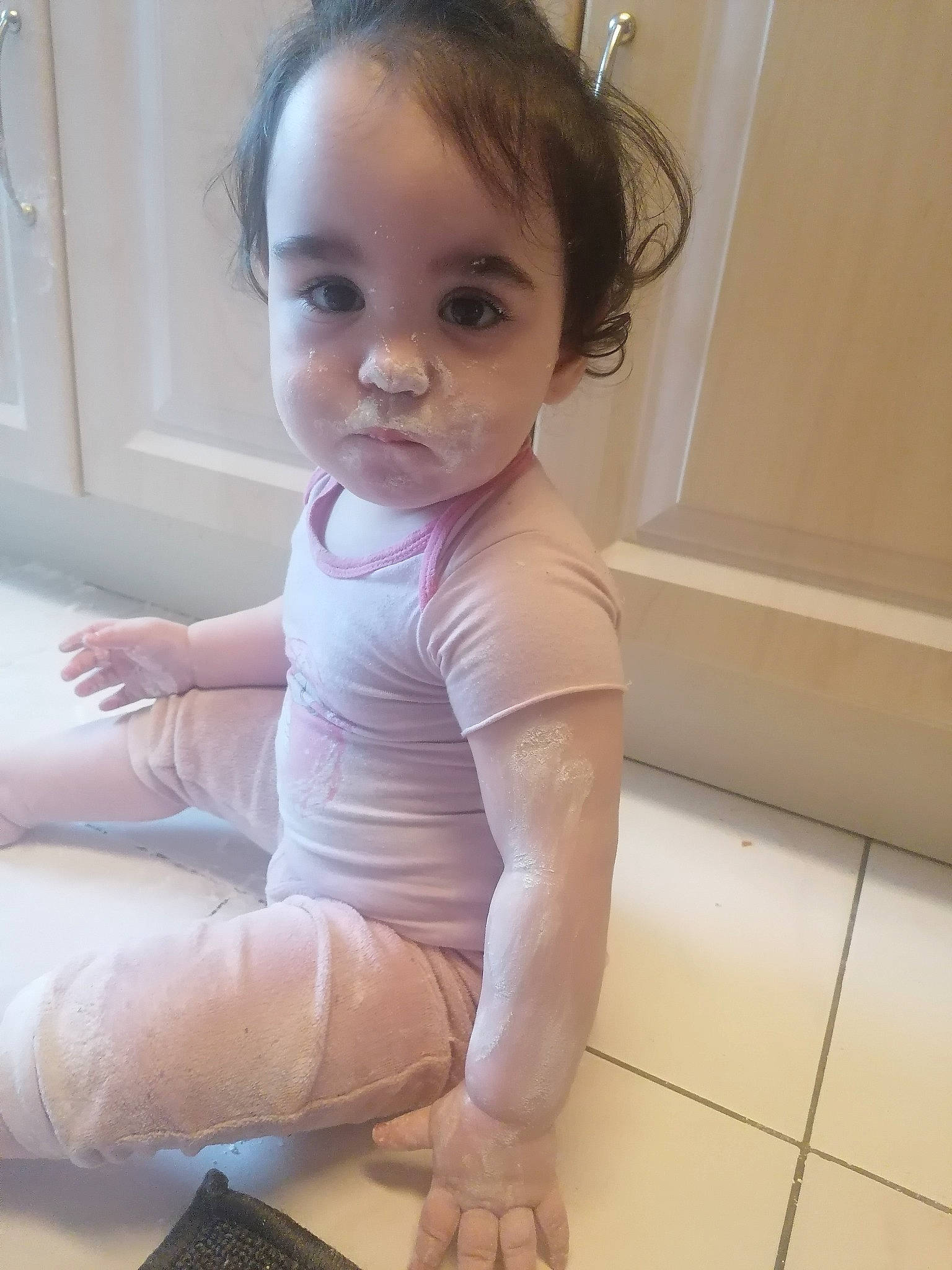 Mathilde a rejoint le concours — aidez-le/la à gagner de superbes lots ! arm, baby_toddler_clothing, barefoot, chest, computer_keyboard, elbow, finger, floor, flooring, joint, knee, leg, neck, person, shoulder, skin, sleeve, thigh, thumb, toddler