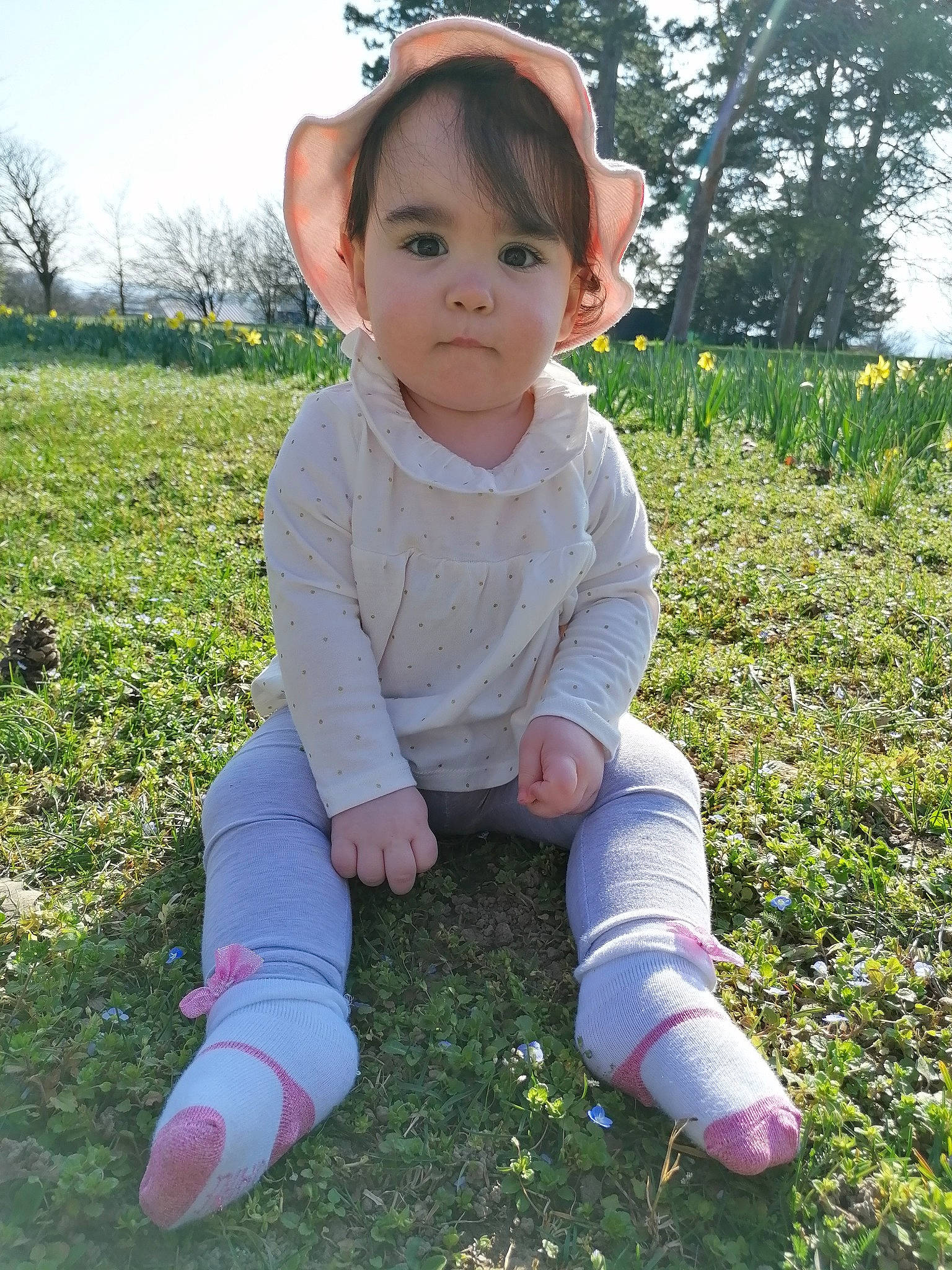 Mathilde a rejoint le concours — aidez-le/la à gagner de superbes lots ! baby_toddler_clothing, beauty, cap, child, face, finger, grass, grassland, happy, hat, knee, leaf, meadow, people_in_nature, person, plant, sky, sleeve, sunlight, toddler