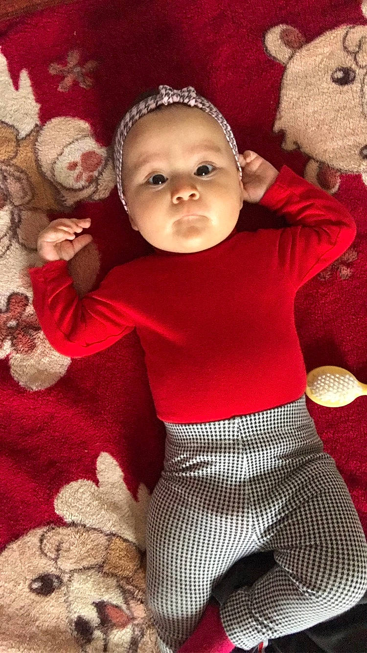 Nelya a rejoint le concours — aidez-le/la à gagner de superbes lots ! baby, baby_toddler_clothing, child, costume_hat, eye, facial_expression, hand, happy, hat, head, human_body, pattern, person, pink, red, skin, sleeve, textile, toddler, waist