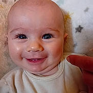 Willow a rejoint le concours — aidez-le/la à gagner de superbes lots ! baby, smile, face, eyes, finger, blanket, stars, close_up, infant, cute, child, cheeks, expression, soft_texture, happy, portrait, skin, clothing, person, young