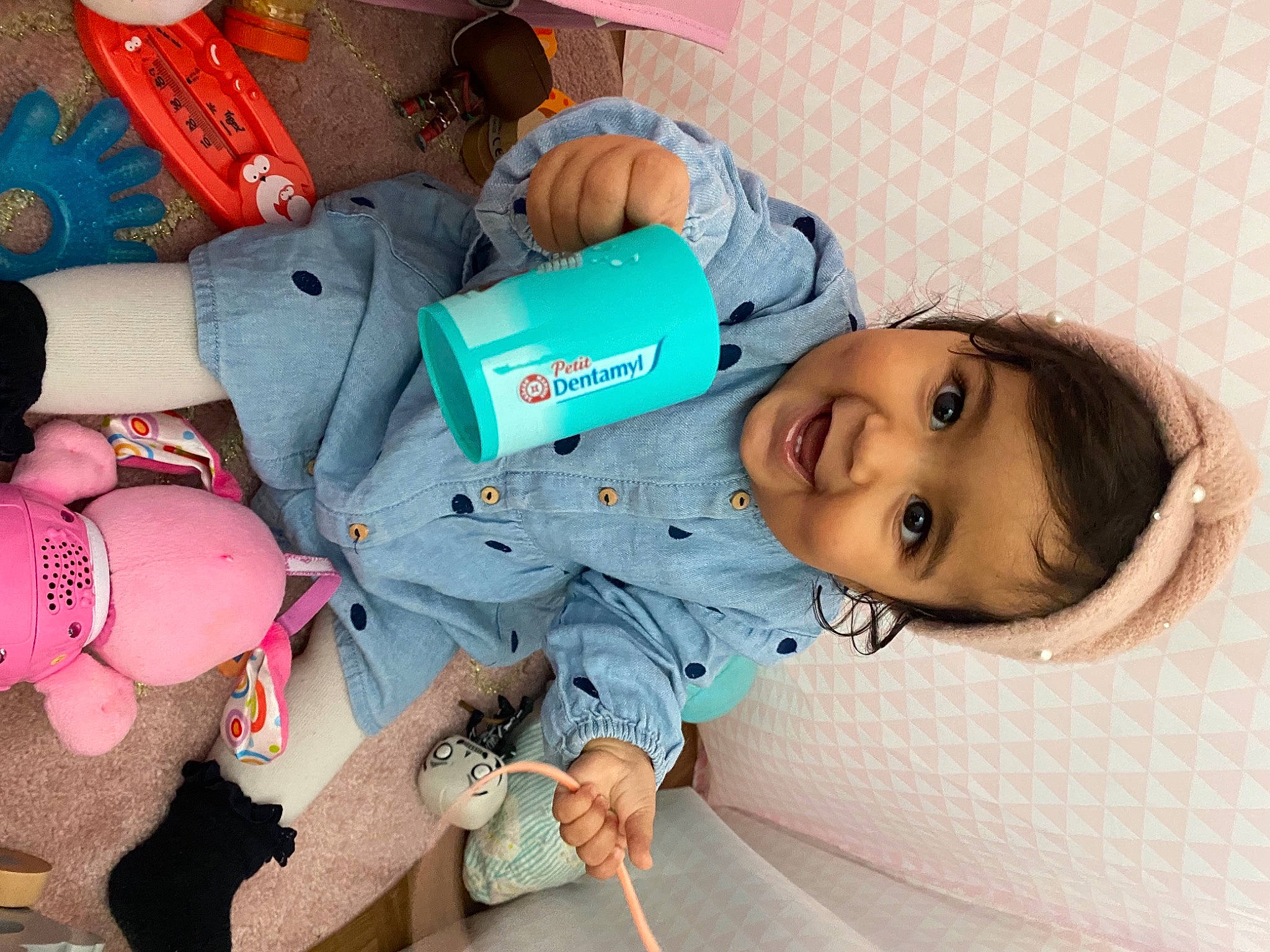 Sana a rejoint le concours — aidez-le/la à gagner de superbes lots ! arm, baby, baby_products, baby_toddler_clothing, carmine, child, comfort, finger, happy, joy, nail, person, pink, play, room, sitting, skin, smile, teddy_bear, textile