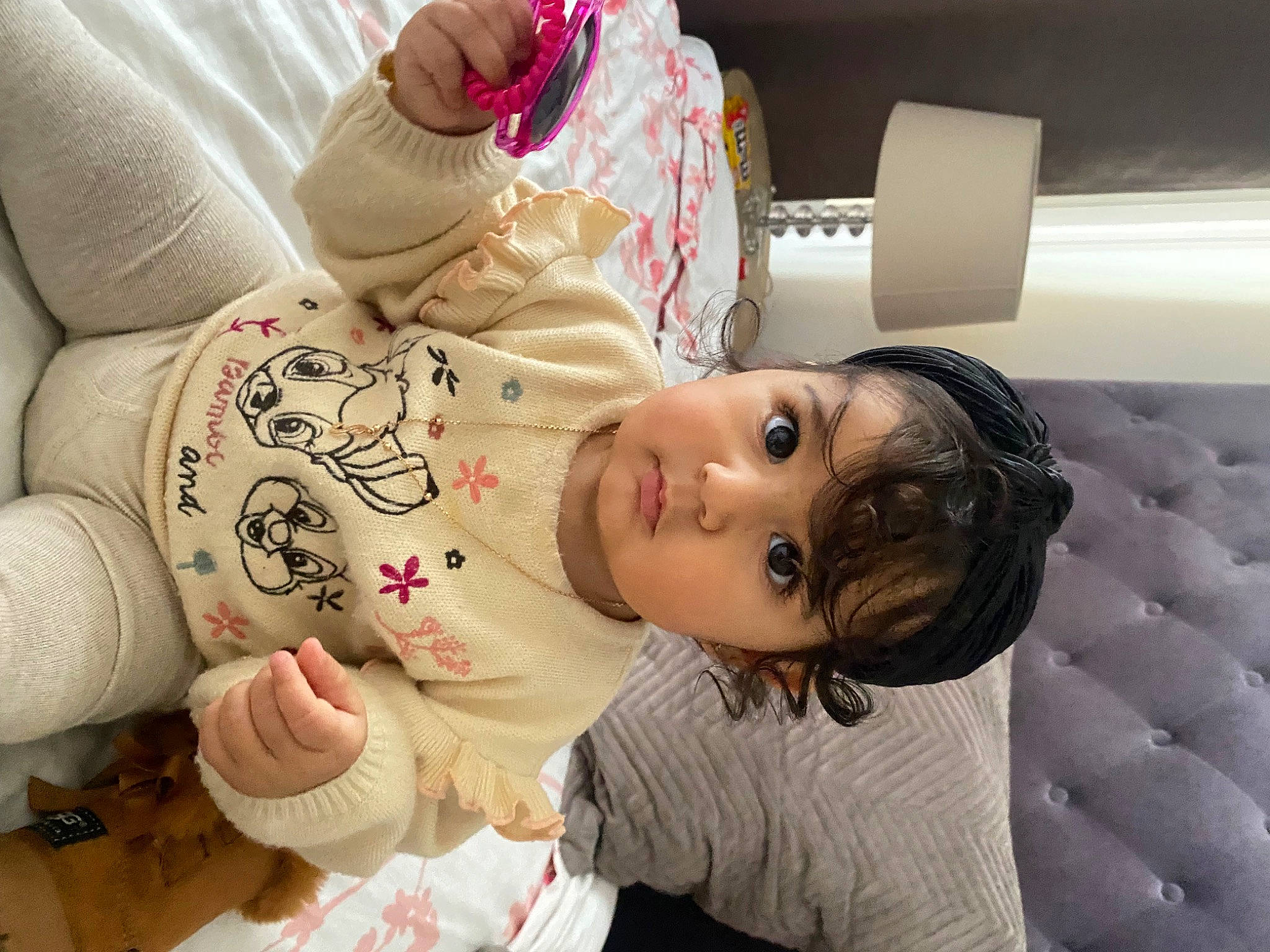 Sana a rejoint le concours — aidez-le/la à gagner de superbes lots ! baby, baby_toddler_clothing, cheek, child, comfort, eyelash, happy, hat, mouth, nose, person, room, sitting, skin, sleep, toddler