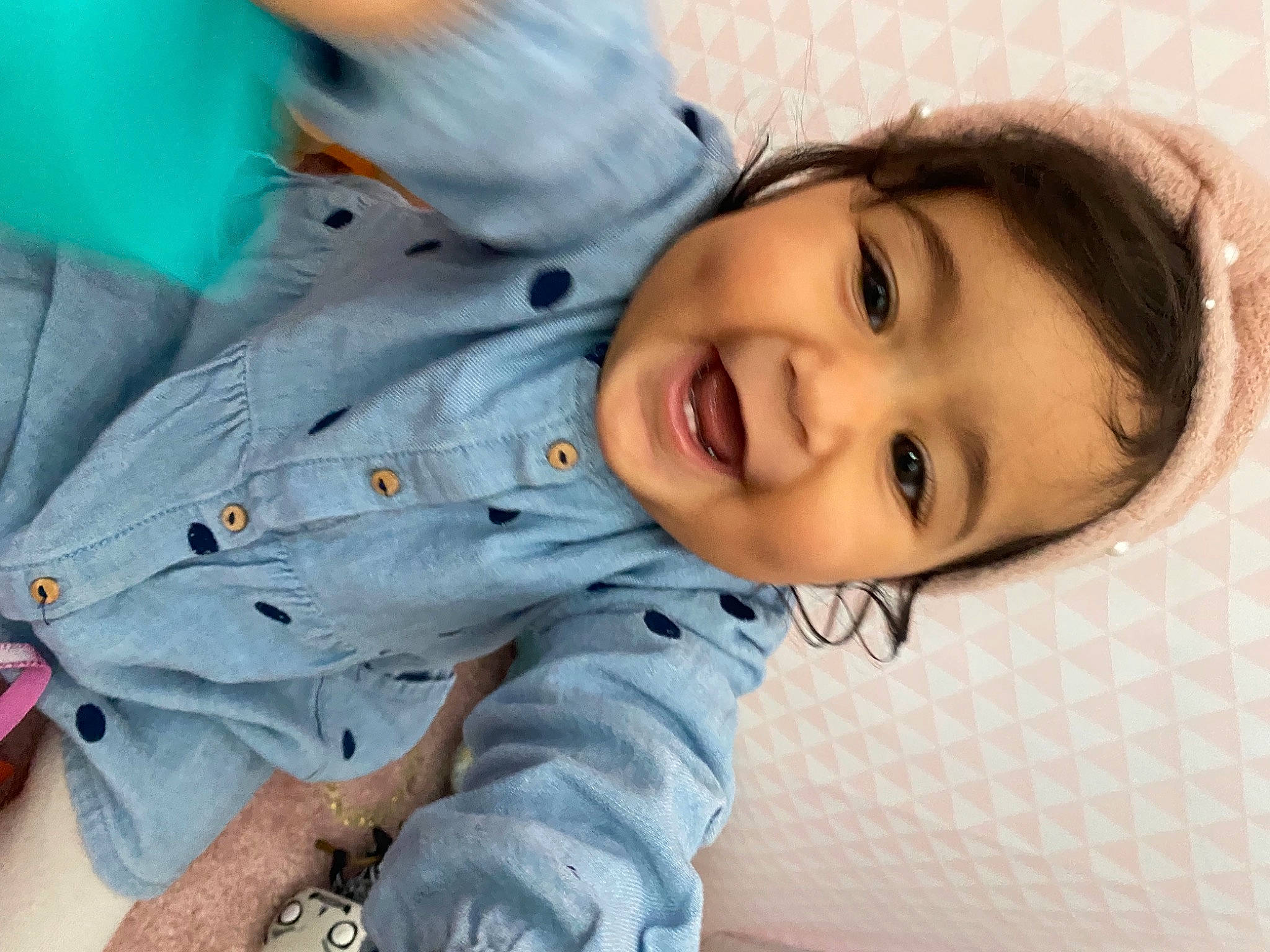 Sana a rejoint le concours — aidez-le/la à gagner de superbes lots ! baby, baby_toddler_clothing, cheek, child, chin, comfort, eye, flash_photography, fun, gesture, happy, head, lip, nose, person, sitting, skin, sleeve, smile, textile