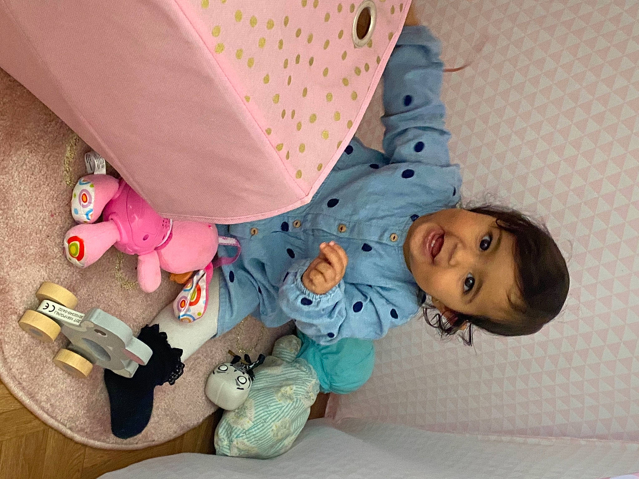 Sana a rejoint le concours — aidez-le/la à gagner de superbes lots ! baby, baby_products, baby_safety, baby_toddler_clothing, baby_toys, child, comfort, head, leg, linens, magenta, pattern, person, pink, room, sitting, skin, sleeve, stuffed_toy, toddler