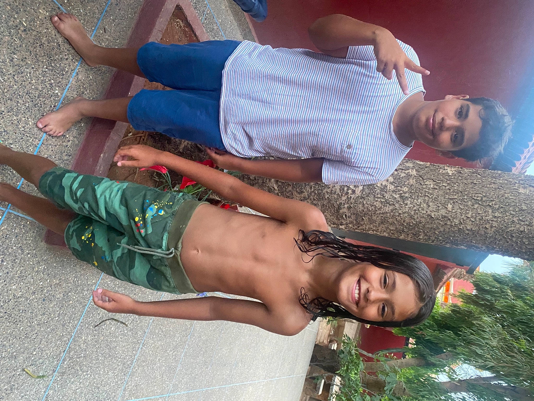 Anas-madine a rejoint le concours — aidez-le/la à gagner de superbes lots ! arm, barefoot, beauty, calf, cool, elbow, foot, fun, happy, human_leg, joy, knee, leisure, people_in_nature, person, shorts, smile, thigh, tree, trunk