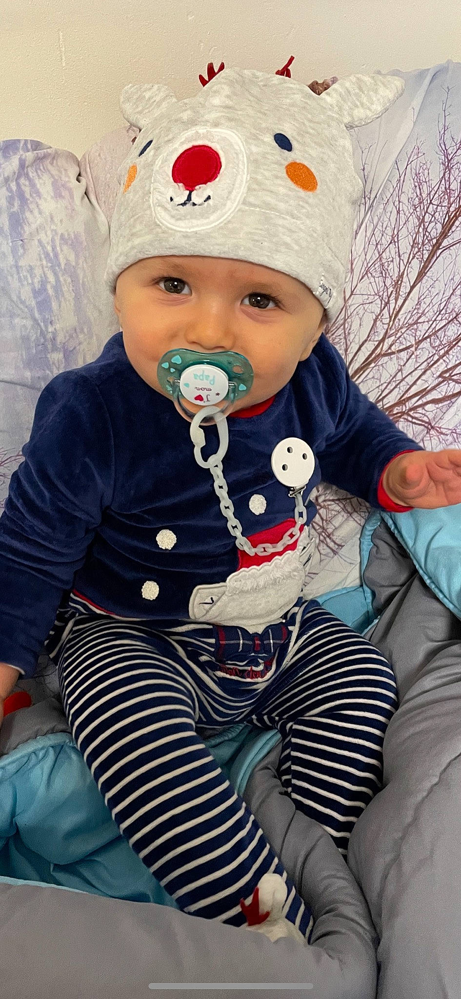 Oscar a rejoint le concours — aidez-le/la à gagner de superbes lots ! baby, baby_toddler_clothing, cap, cheek, child, clothing, cool, costume_hat, grass, headgear, headwear, human_body, jacket, knit_cap, lip, outerwear, pattern, person, skin, sleeve